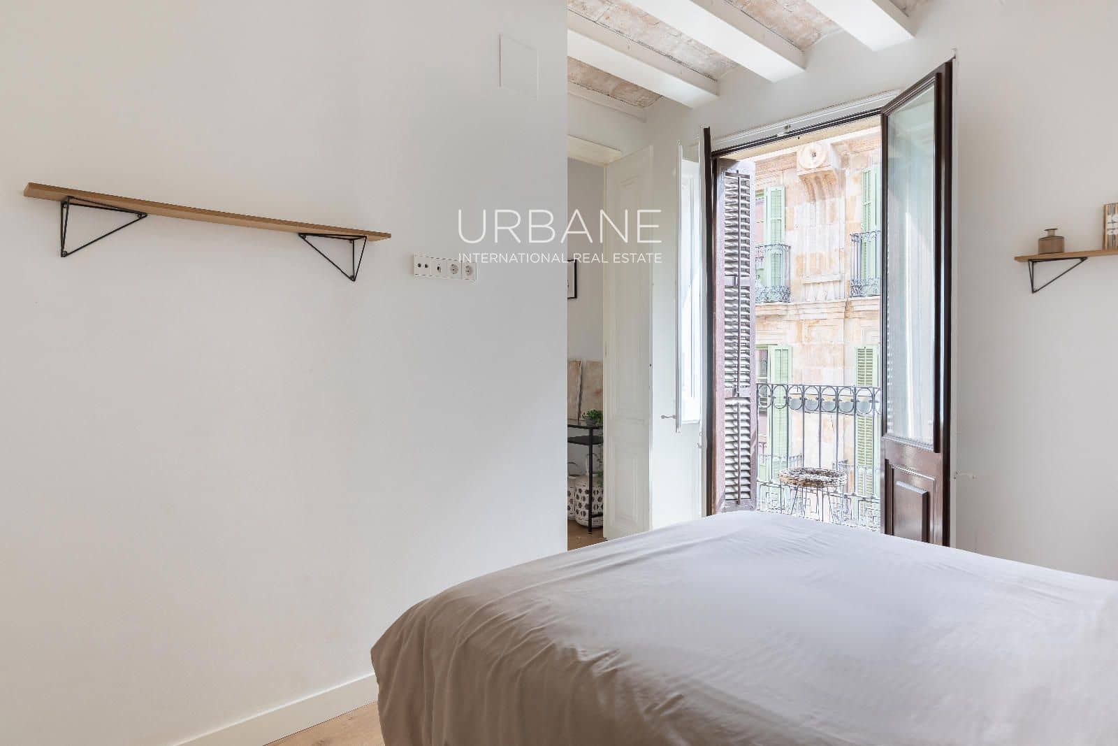 2 slaapkamer Flat te huur in Barcelona stad - € 1.999 (Ref: 8917434)