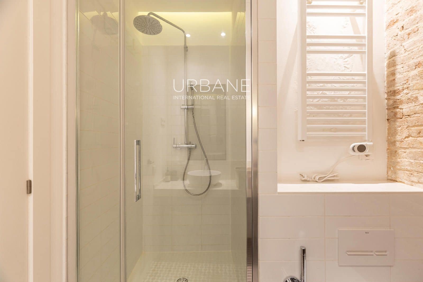 2 slaapkamer Flat te huur in Barcelona stad - € 1.999 (Ref: 8917434)