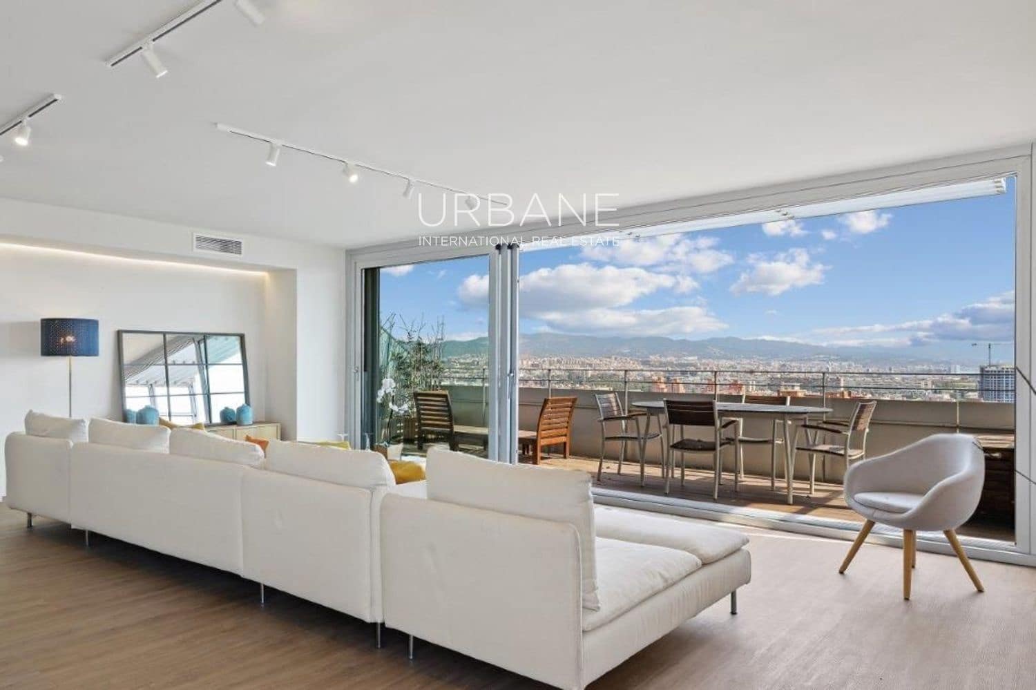 2 soveværelse Lejlighed til salg i Barcelona by med swimmingpool garage - € 844.000 (Ref: 8923208)