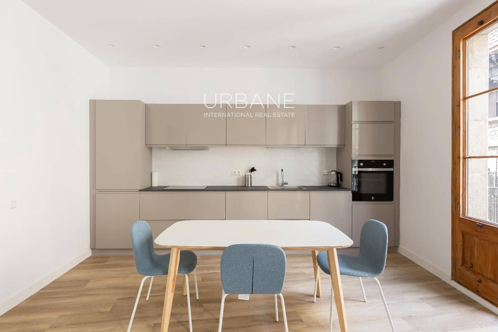 3 bedroom Flat for rent in Barcelona city - € 2,200 (Ref: 8923296)