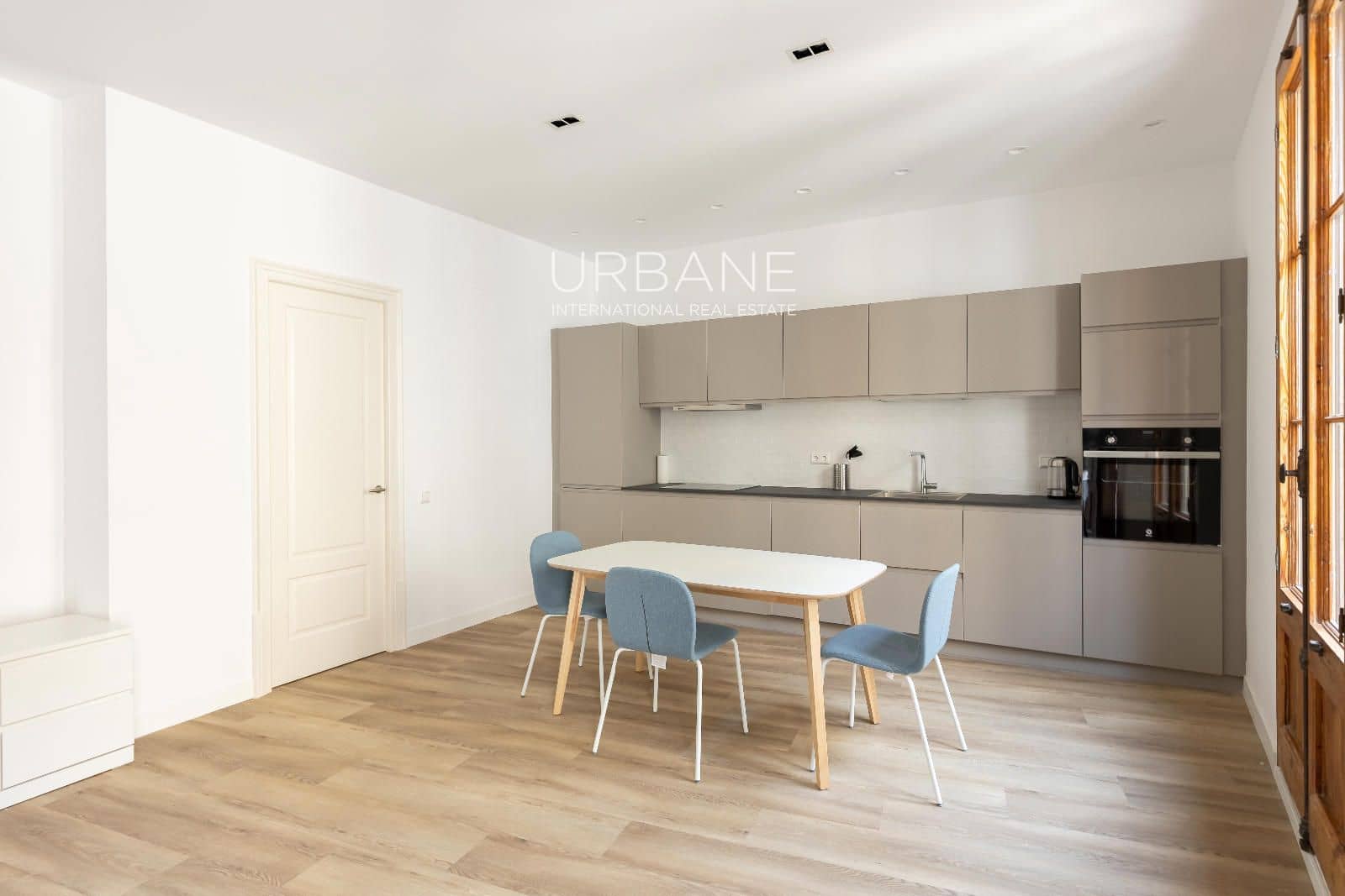 3 bedroom Flat for rent in Barcelona city - € 2,200 (Ref: 8923296)