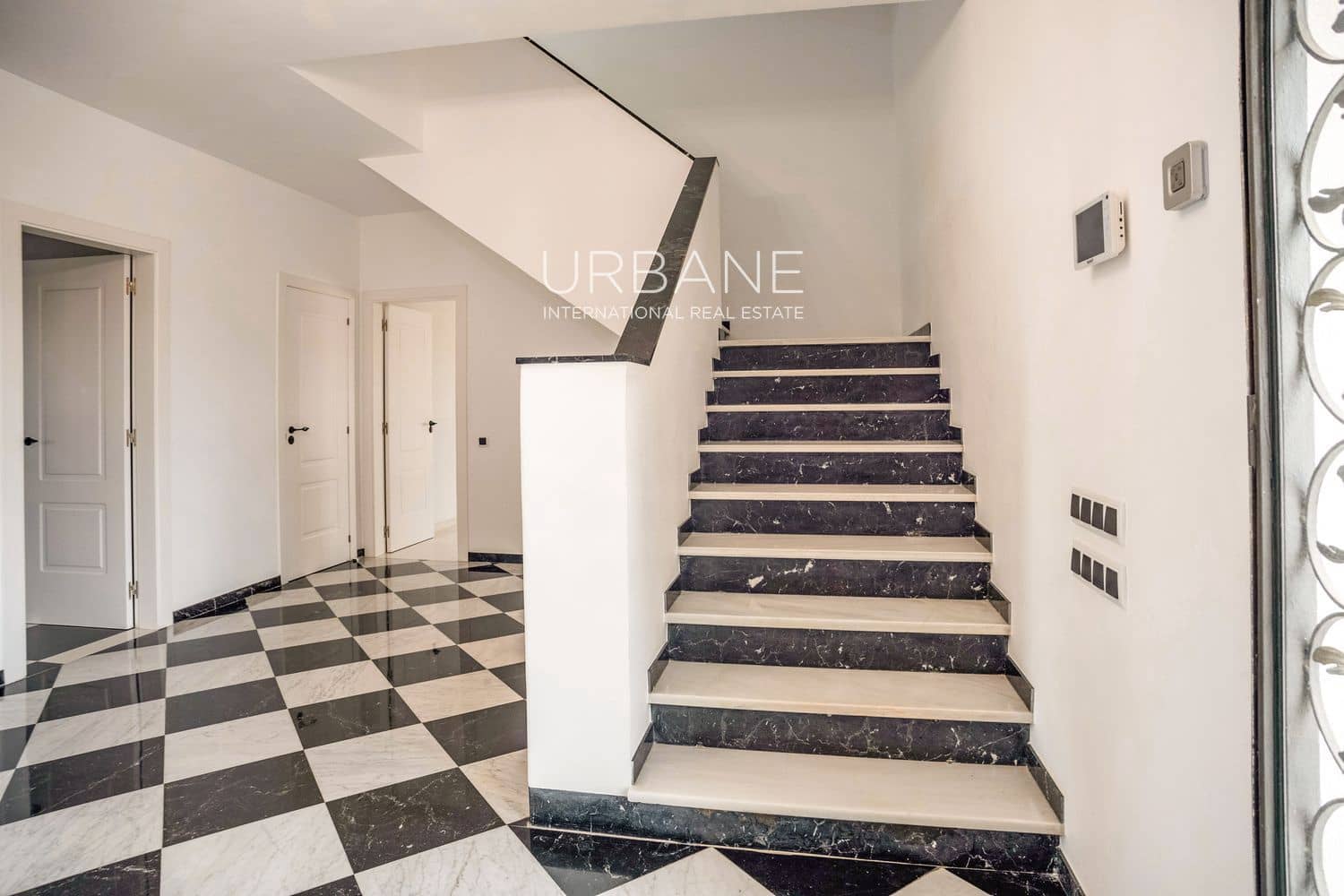 9 bedroom Villa for sale in Barcelona city with pool garage - € 2,500,000 (Ref: 9060657)