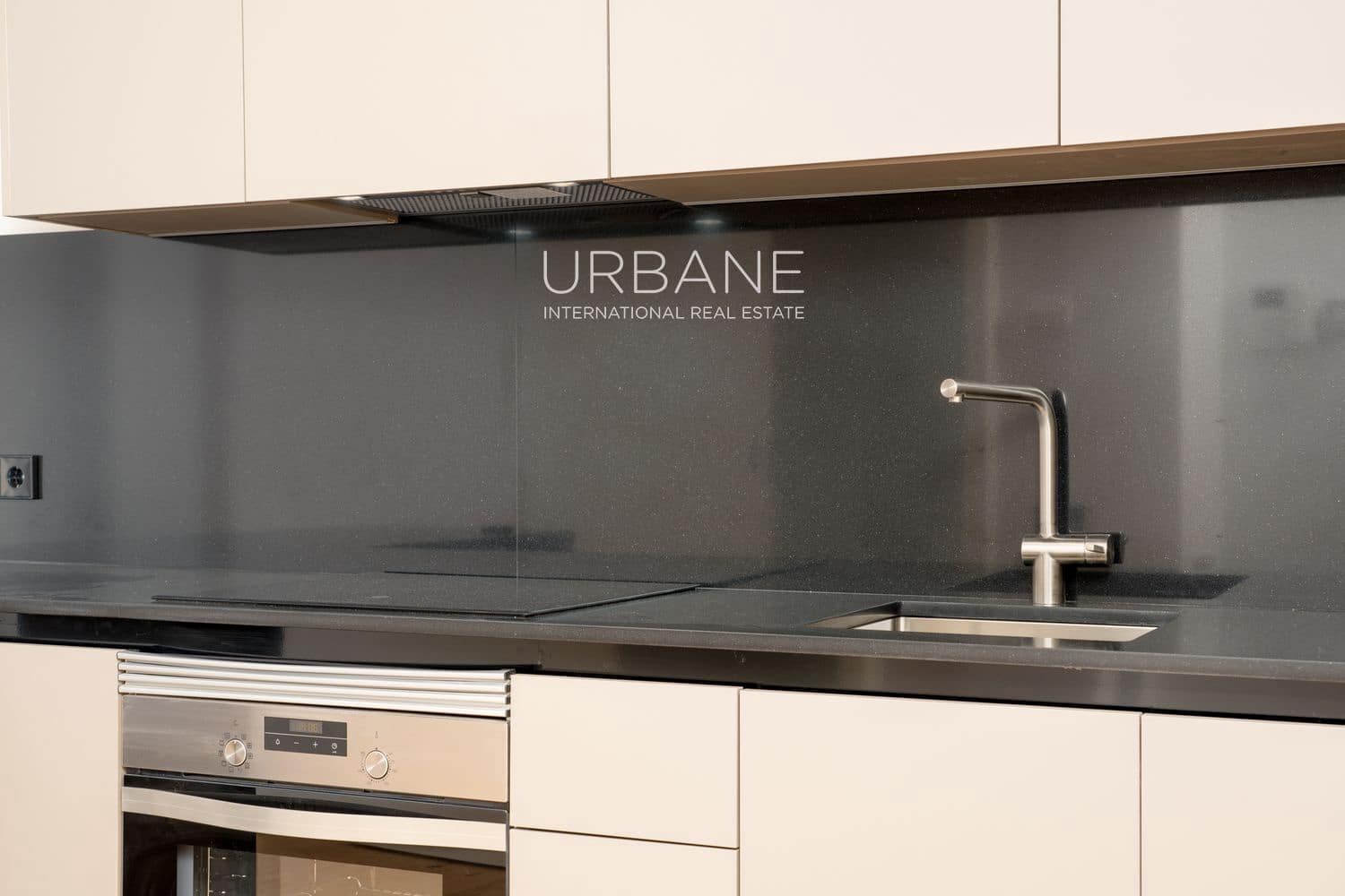 2 soveværelse Lejlighed til leje i Barcelona by - € 1.800 (Ref: 9061251)