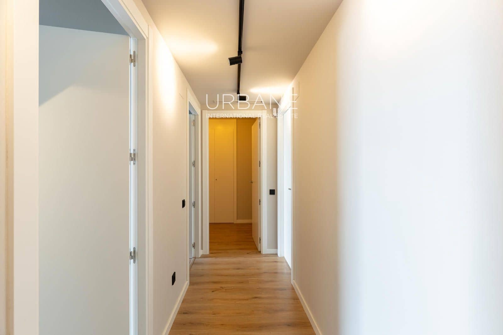3 slaapkamer Flat te huur in Barcelona stad - € 3.100 (Ref: 9061831)