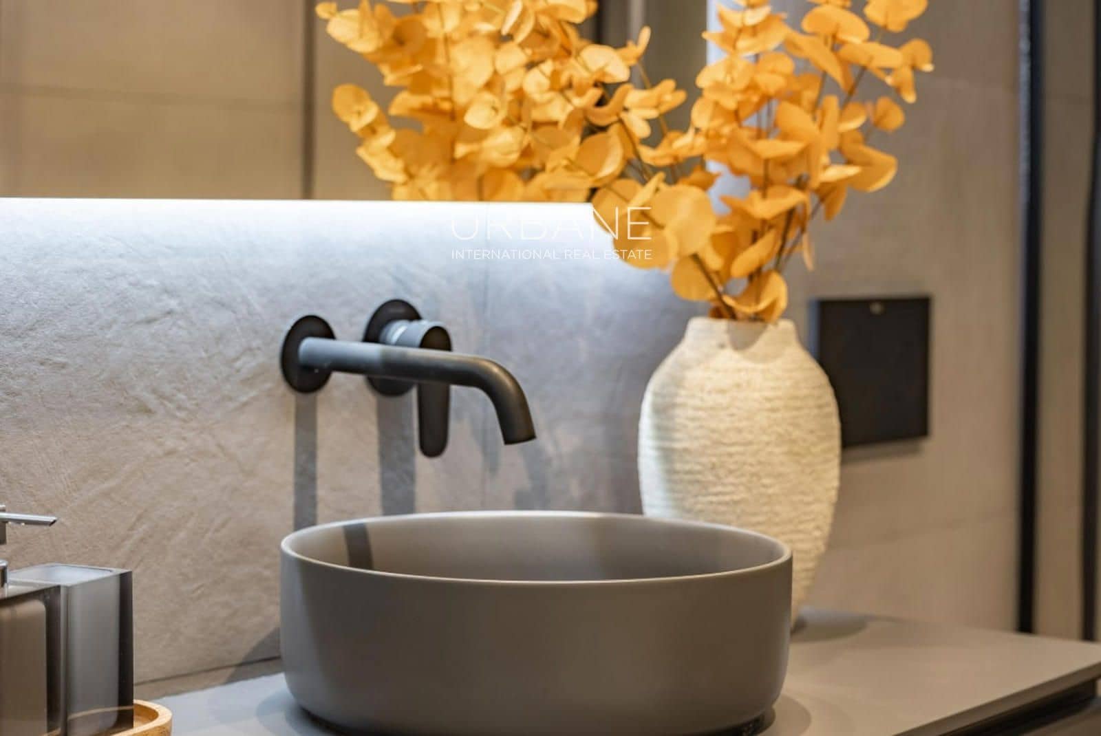 3 bedroom Flat for sale in Barcelona city with pool - € 720,000 (Ref: 9404681)