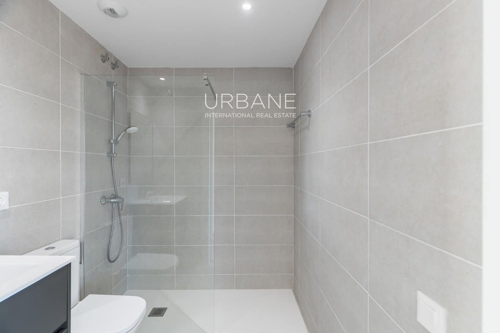 Piso de 2 habitaciones en Barcelona ciudad en alquiler con piscina - 2.500 € (Ref: 9506451)