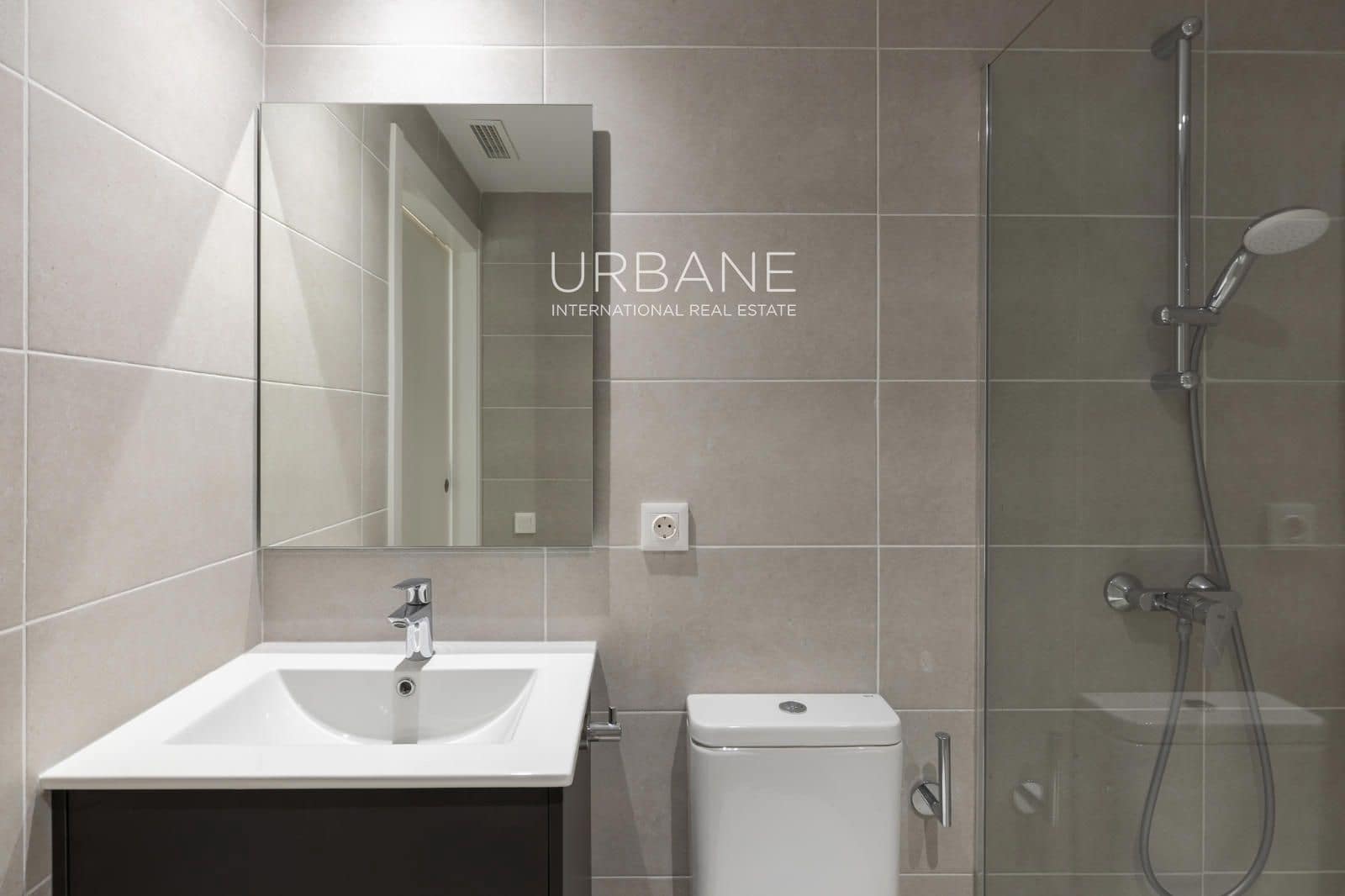 Piso de 2 habitaciones en Barcelona ciudad en alquiler con piscina - 2.500 € (Ref: 9506451)