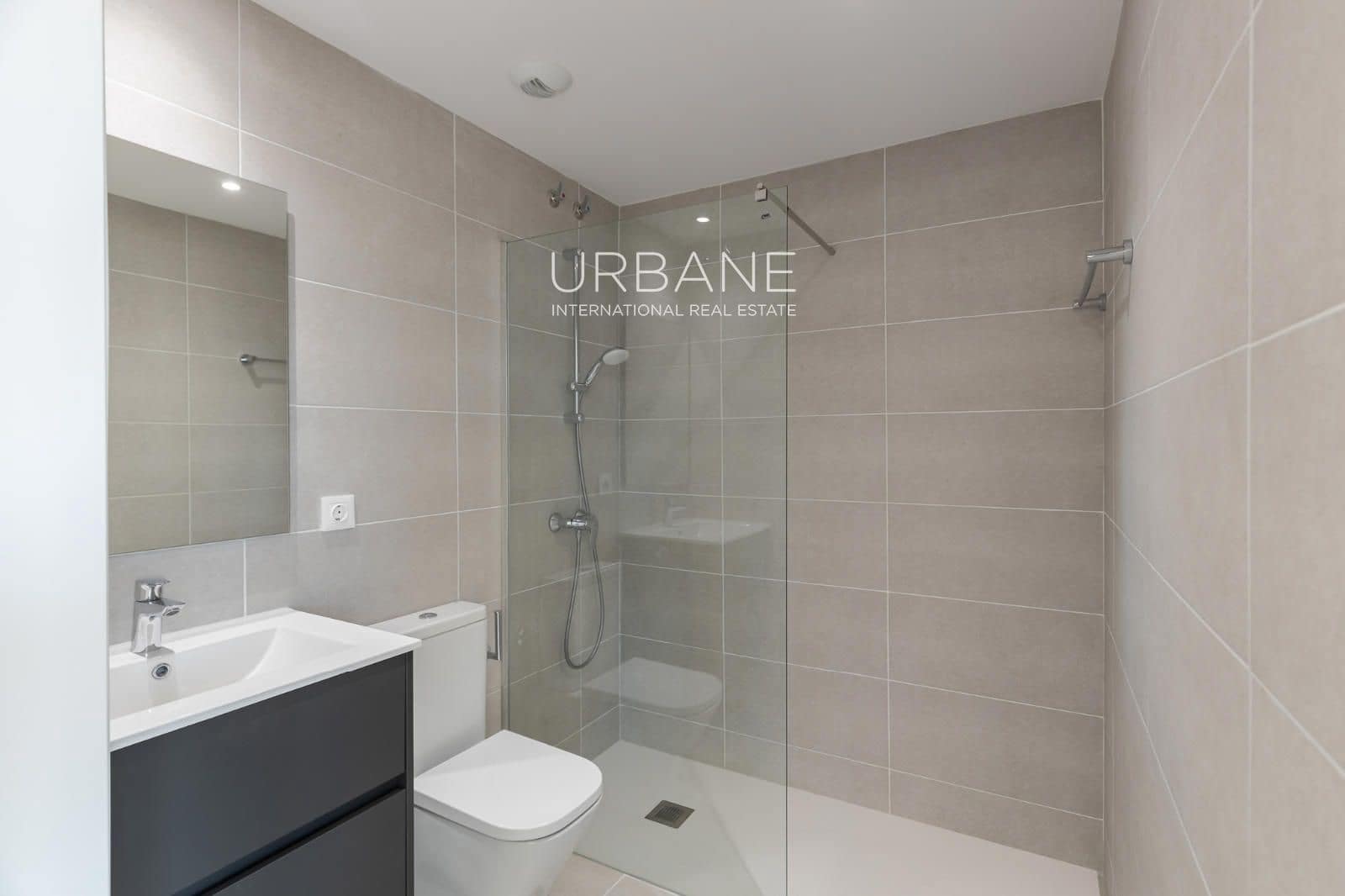 Piso de 2 habitaciones en Barcelona ciudad en alquiler con piscina - 2.500 € (Ref: 9506451)