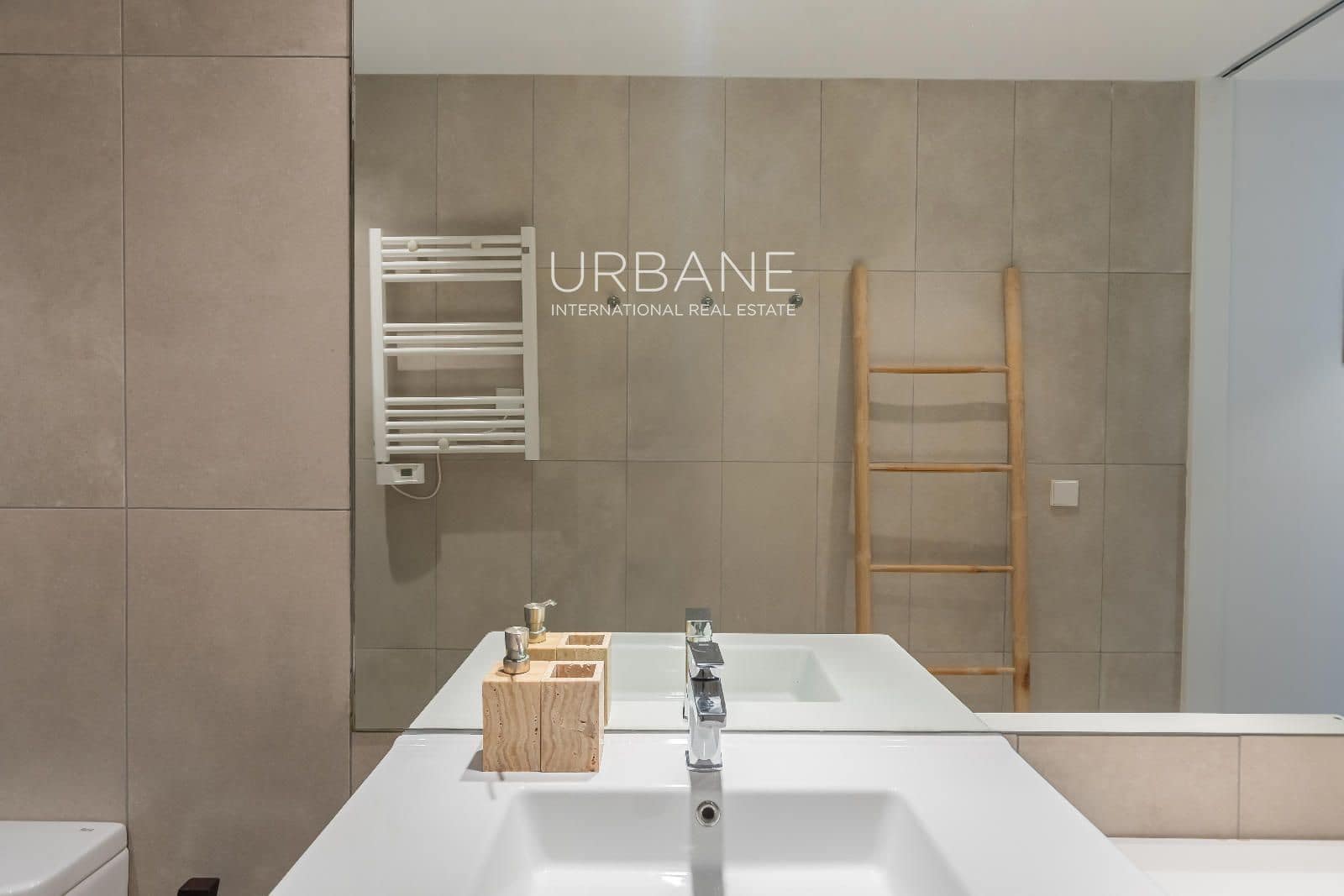 1 bedroom Flat for sale in Barcelona city with pool - € 590,000 (Ref: 9751090)