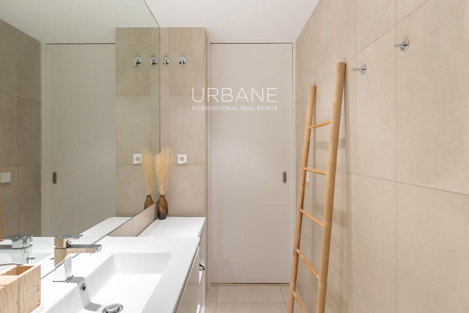 1 bedroom Flat for sale in Barcelona city with pool - € 590,000 (Ref: 9751090)