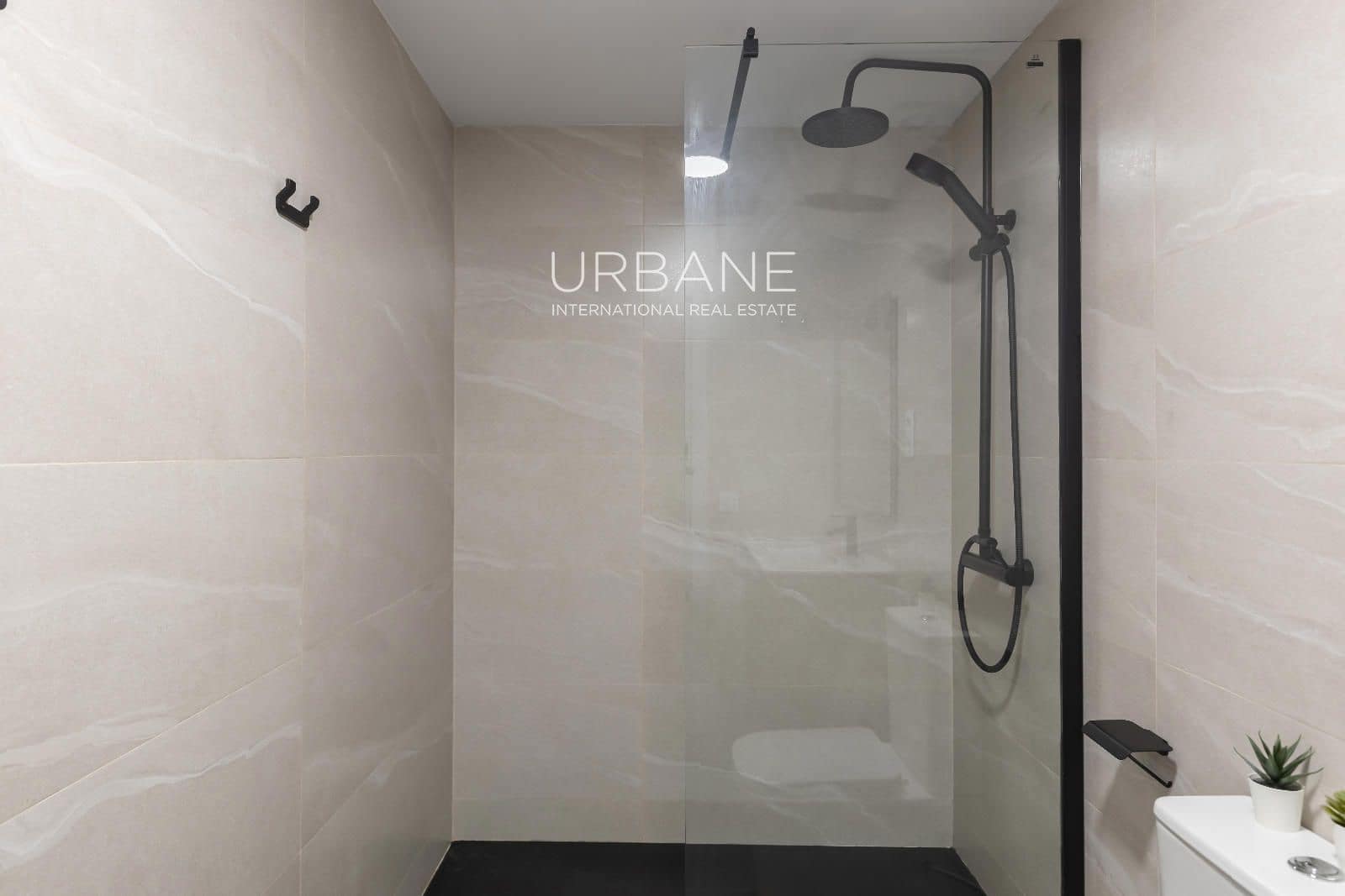 2 soveværelse Lejlighed til salg i Barcelona by - € 255.000 (Ref: 9795319)