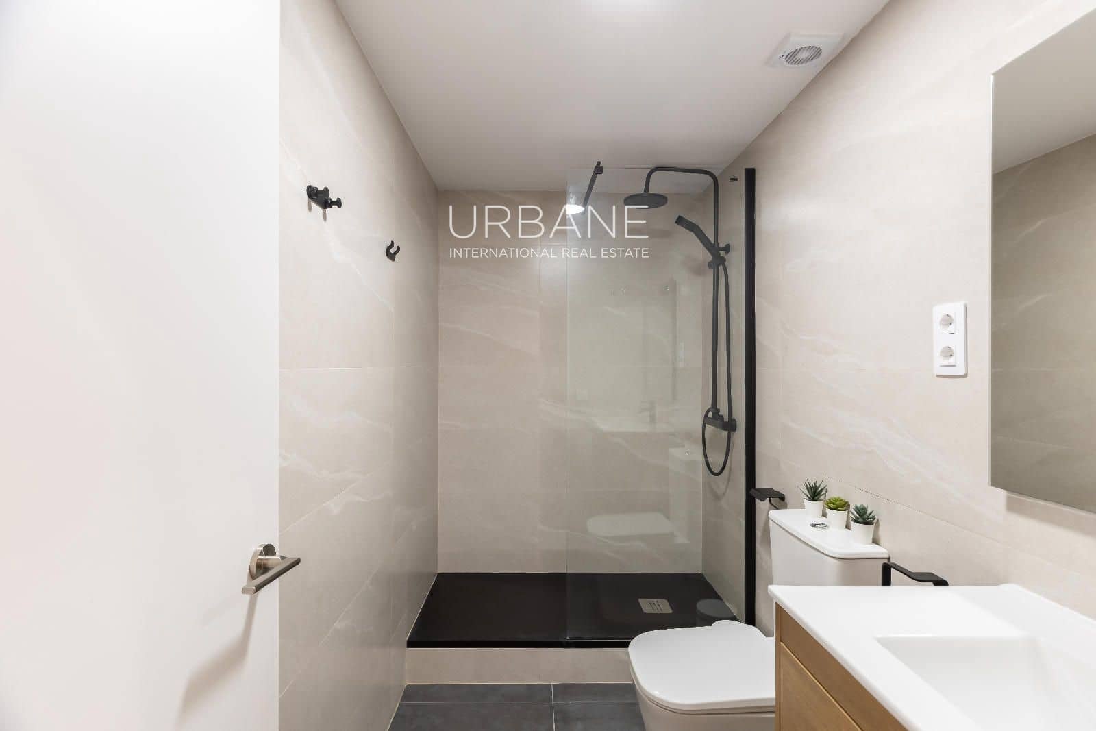 2 soveværelse Lejlighed til salg i Barcelona by - € 255.000 (Ref: 9795319)