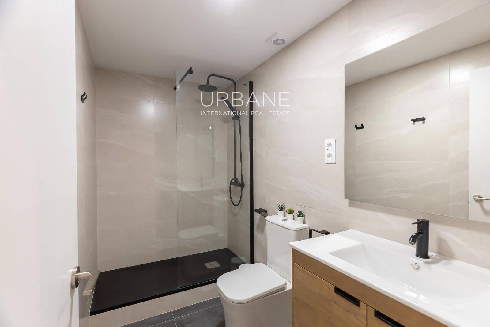 2 soveværelse Lejlighed til salg i Barcelona by - € 255.000 (Ref: 9795319)