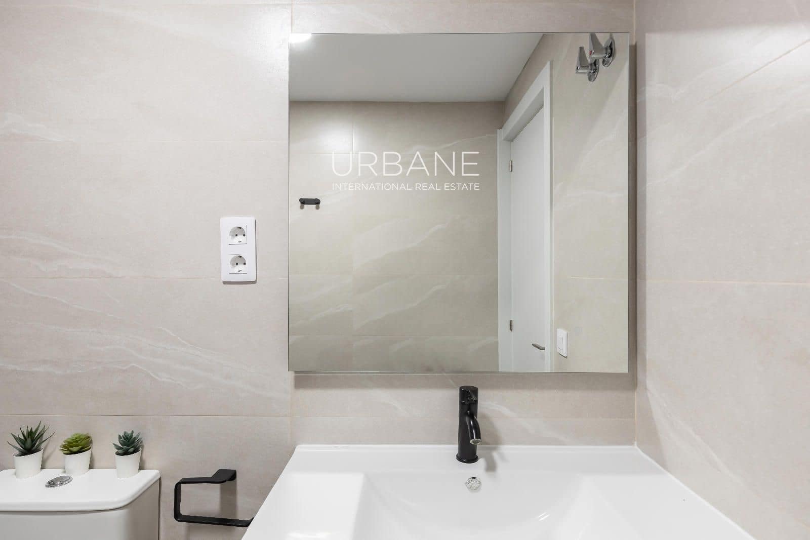 2 soveværelse Lejlighed til salg i Barcelona by - € 255.000 (Ref: 9795319)