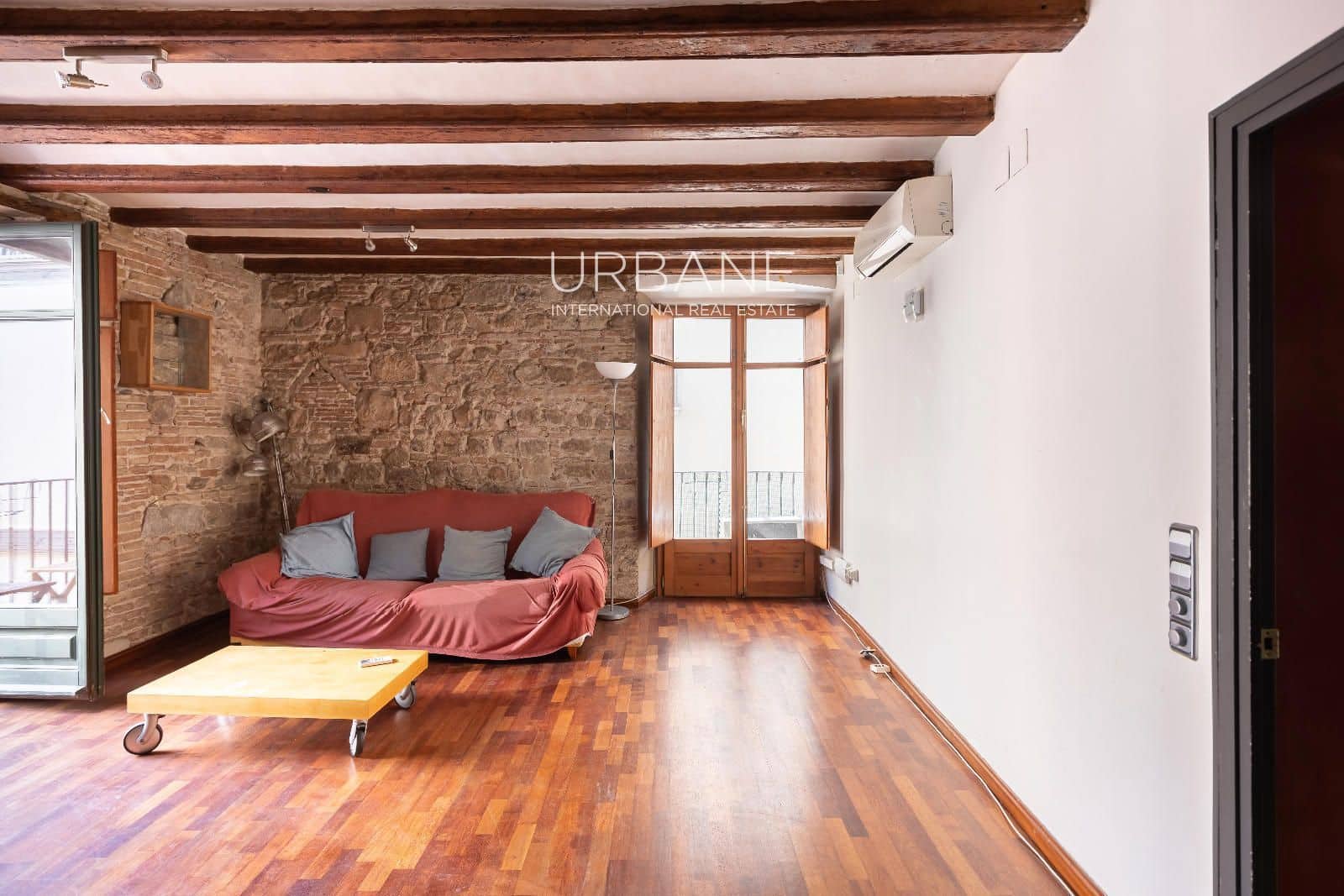 2 bedroom Penthouse for rent in Barcelona city - € 1,600 (Ref: 9950753)