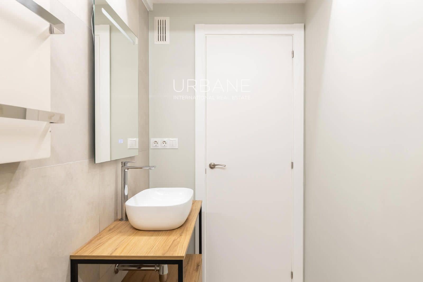 2 slaapkamer Penthouse te huur in Barcelona stad - € 2.100 (Ref: 9985677)
