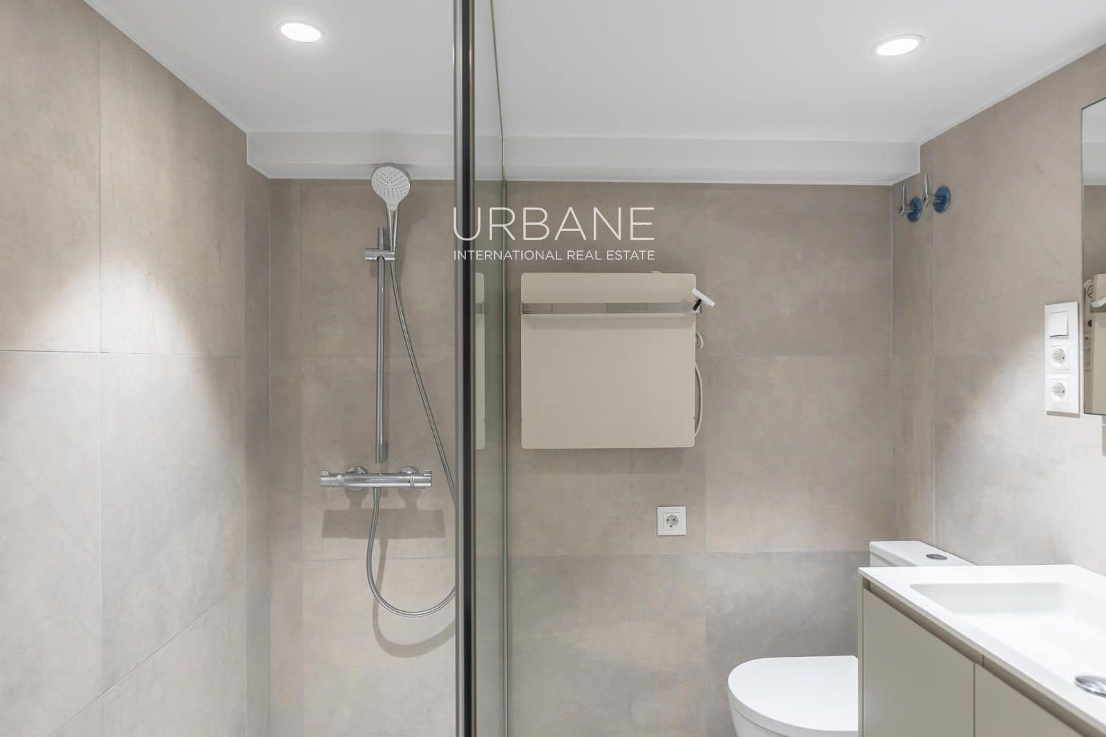 2 slaapkamer Penthouse te huur in Barcelona stad - € 2.100 (Ref: 9985677)