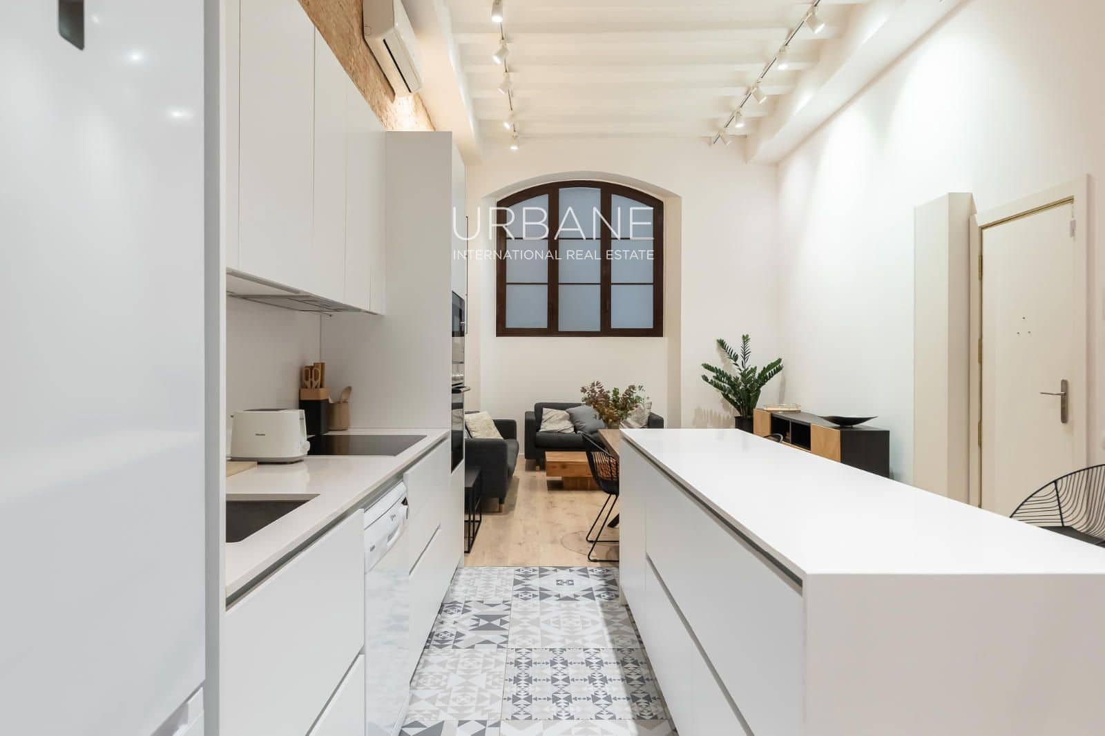 2 slaapkamer Penthouse te huur in Barcelona stad - € 2.100 (Ref: 9985677)