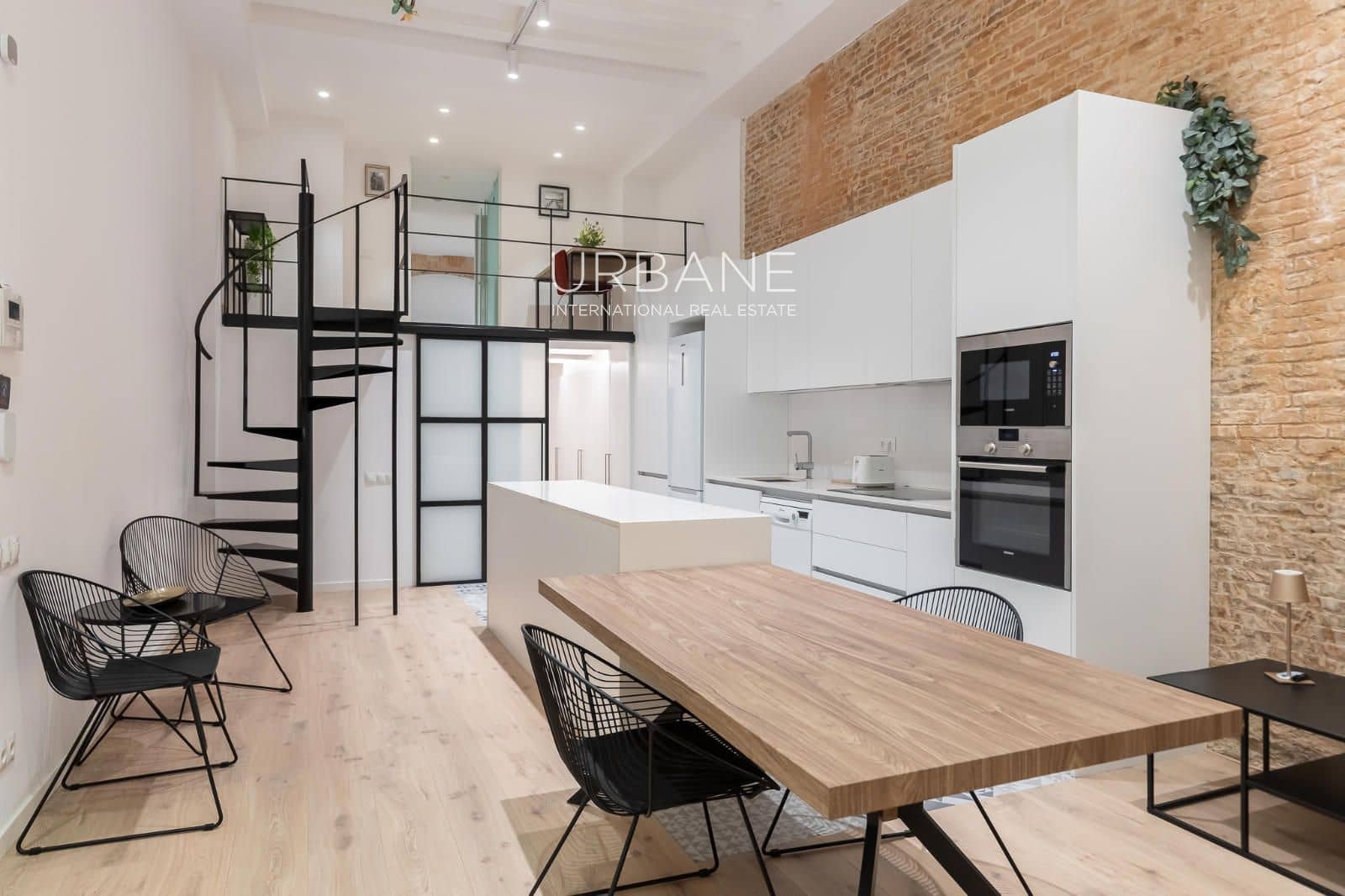 2 slaapkamer Penthouse te huur in Barcelona stad - € 2.100 (Ref: 9985677)