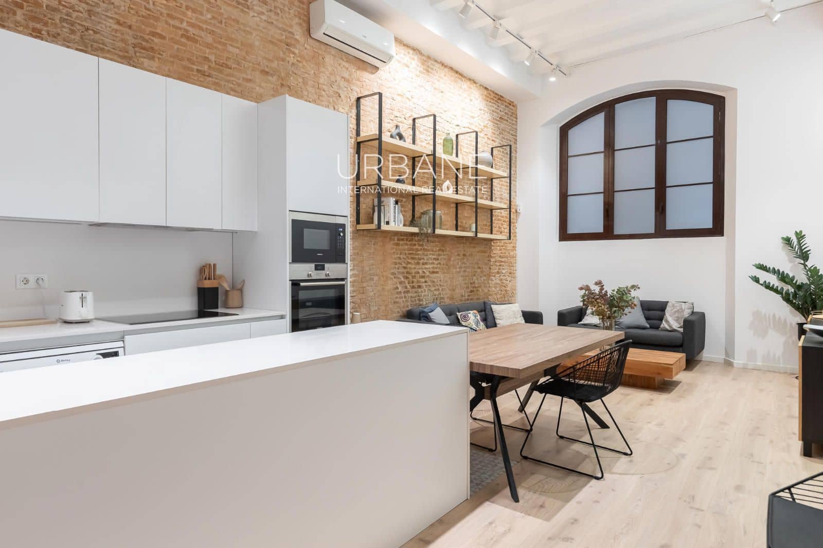 2 slaapkamer Penthouse te huur in Barcelona stad - € 2.100 (Ref: 9985677)