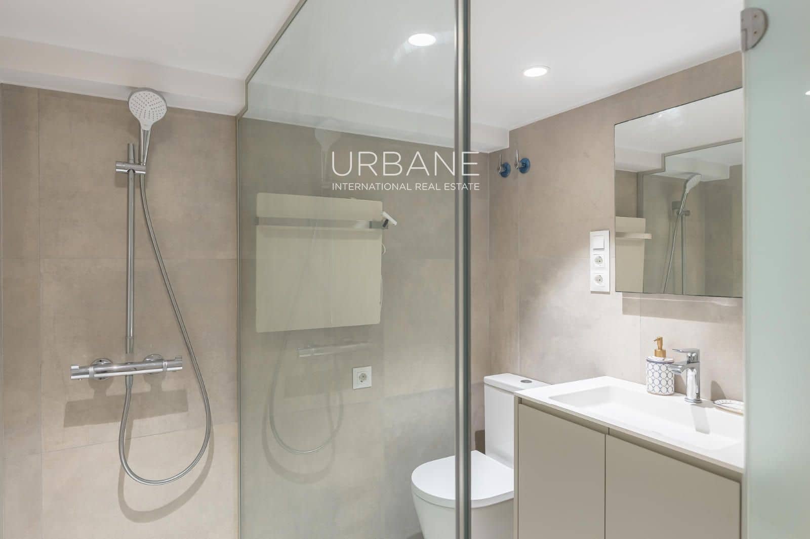 2 slaapkamer Penthouse te huur in Barcelona stad - € 2.100 (Ref: 9985677)