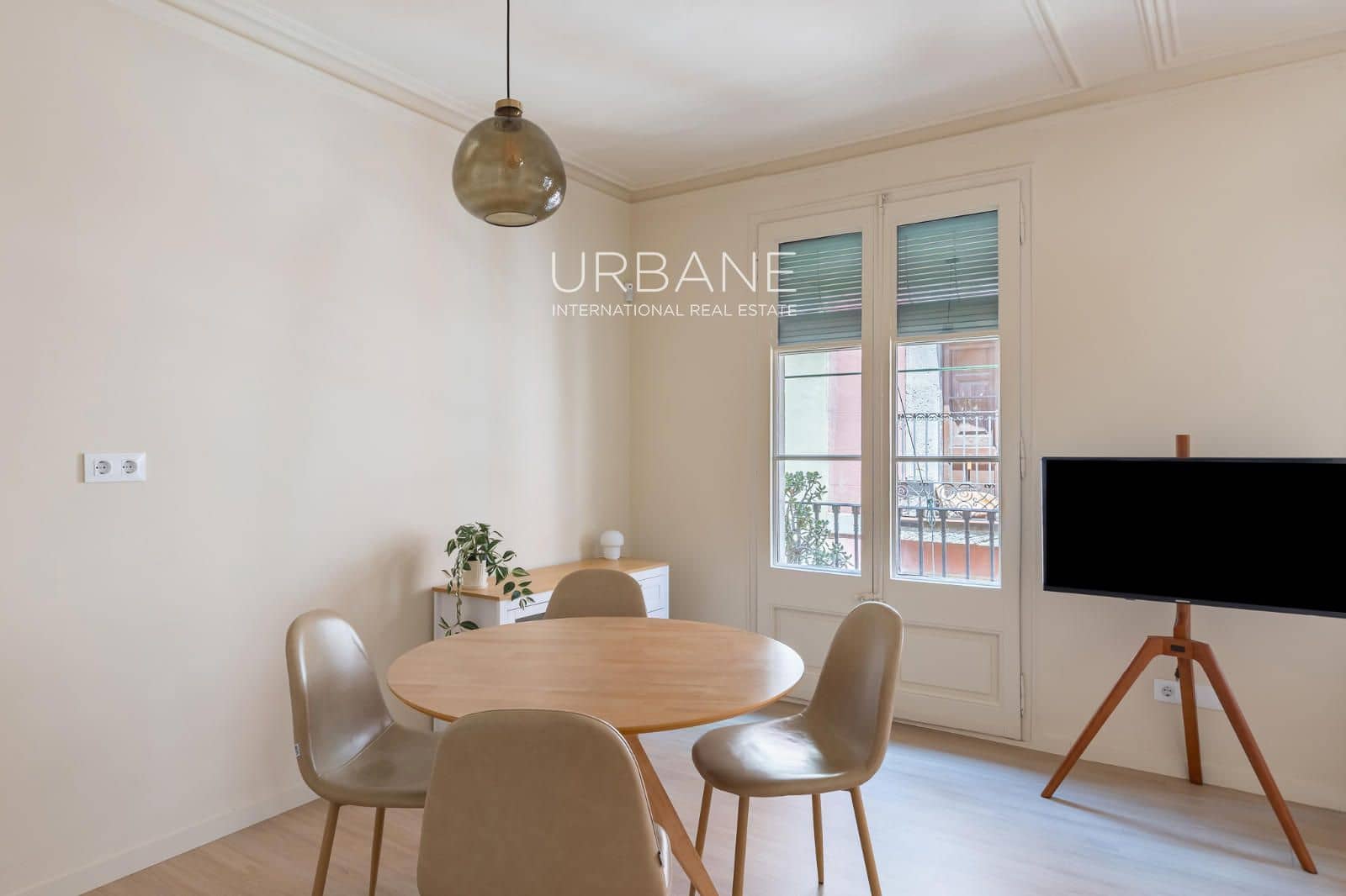 2 slaapkamer Flat te huur in Barcelona stad - € 1.500 (Ref: 9999411)