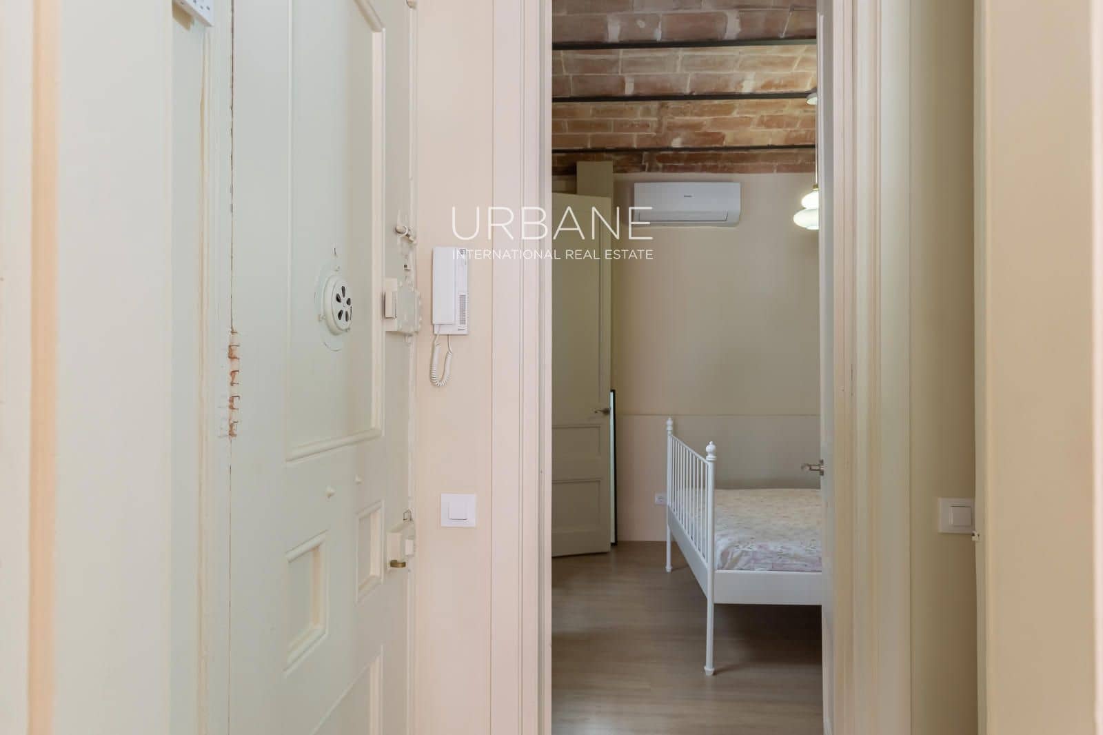 2 slaapkamer Flat te huur in Barcelona stad - € 1.500 (Ref: 9999411)