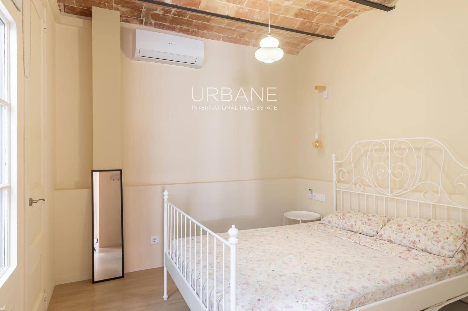 2 slaapkamer Flat te huur in Barcelona stad - € 1.500 (Ref: 9999411)