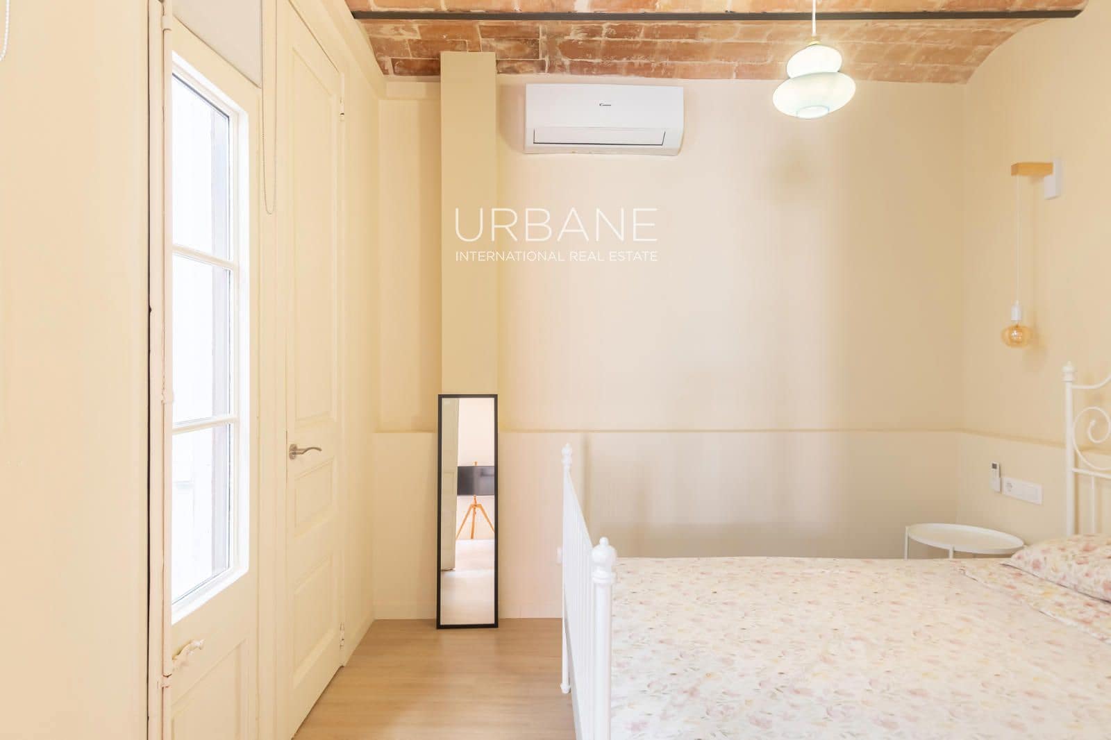 2 slaapkamer Flat te huur in Barcelona stad - € 1.500 (Ref: 9999411)