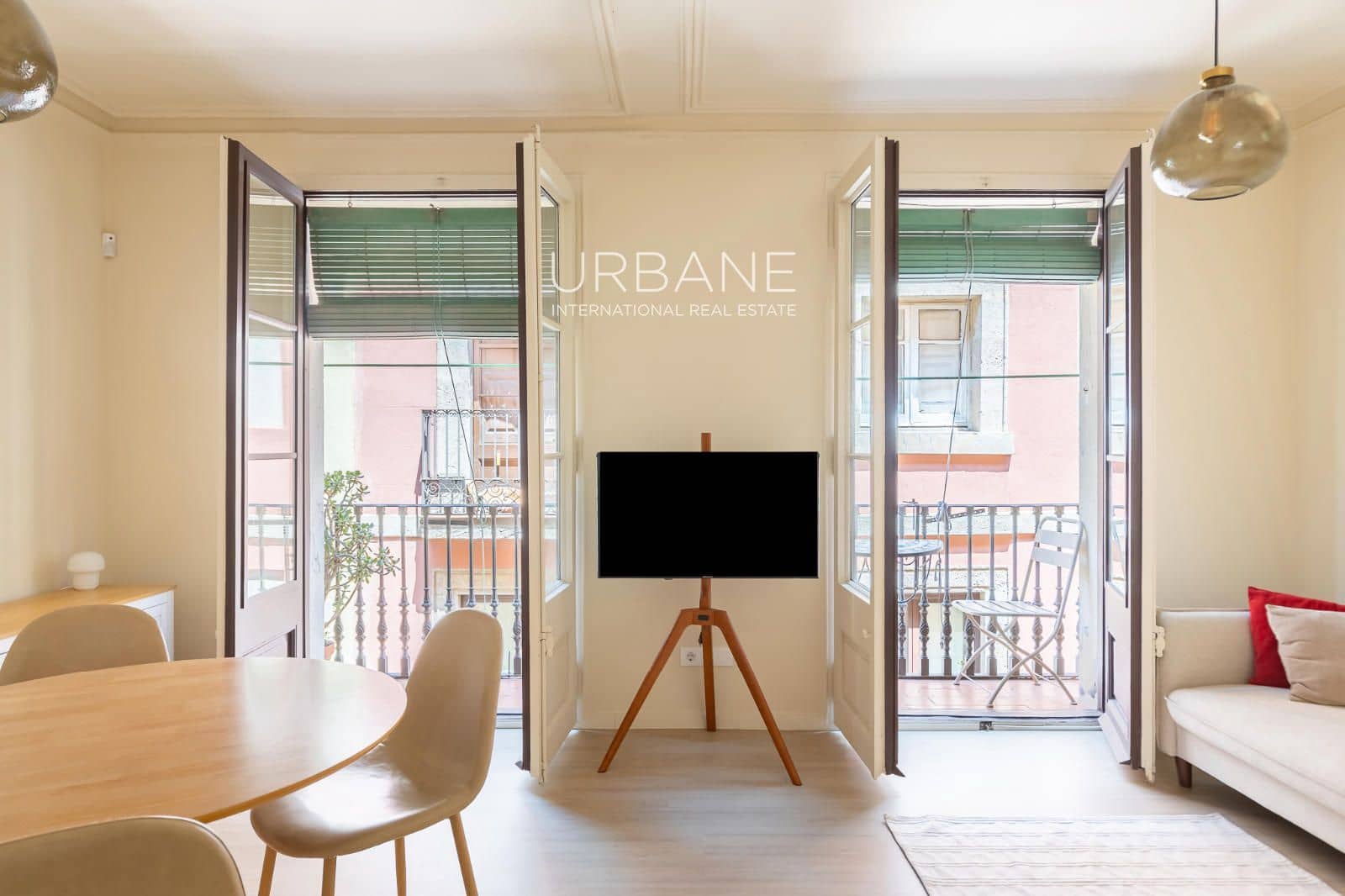 2 slaapkamer Flat te huur in Barcelona stad - € 1.500 (Ref: 9999411)