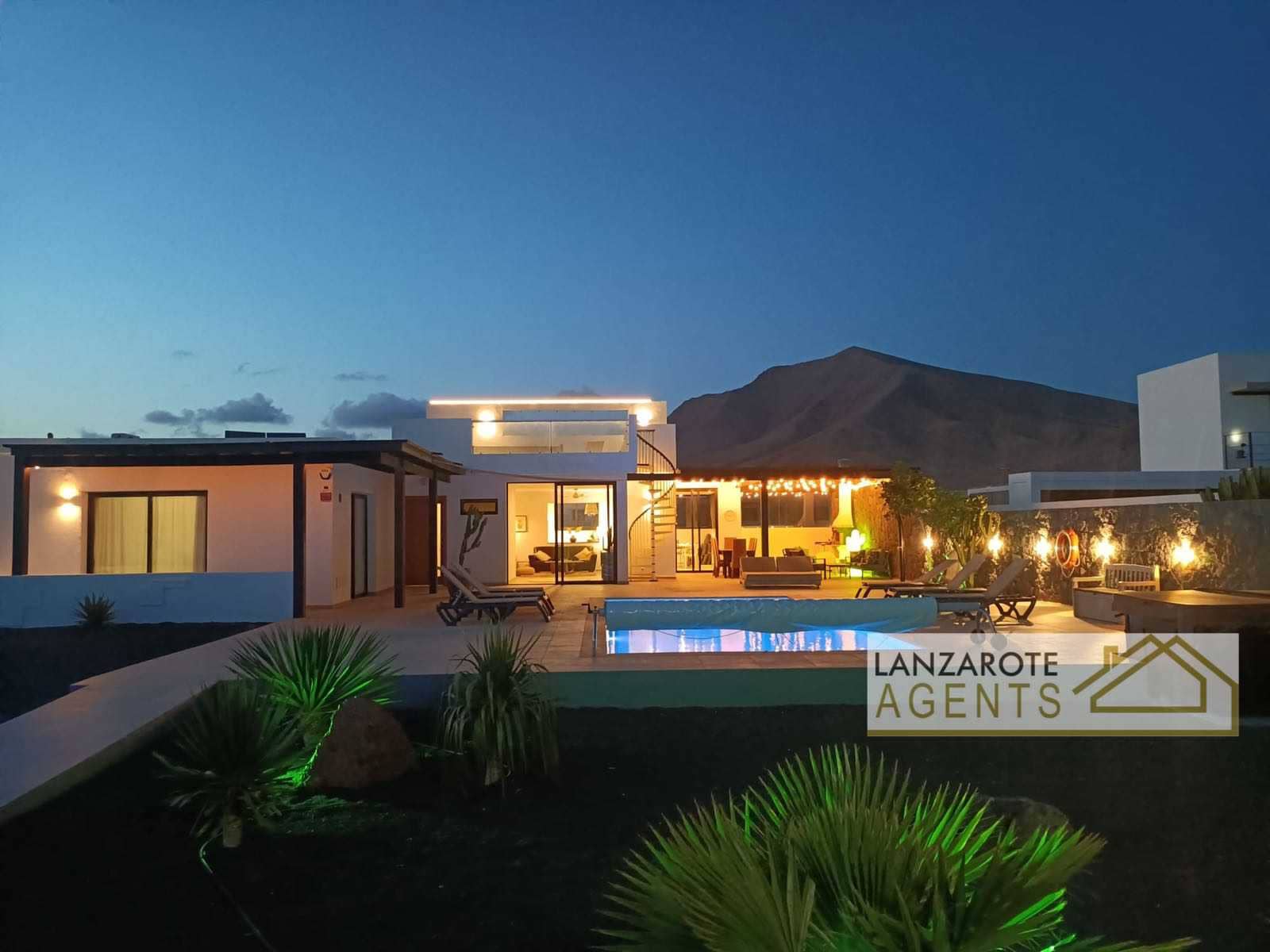 Chalet de 4 habitaciones en Playa Blanca en venta - 950.000 € (Ref: 10000948)