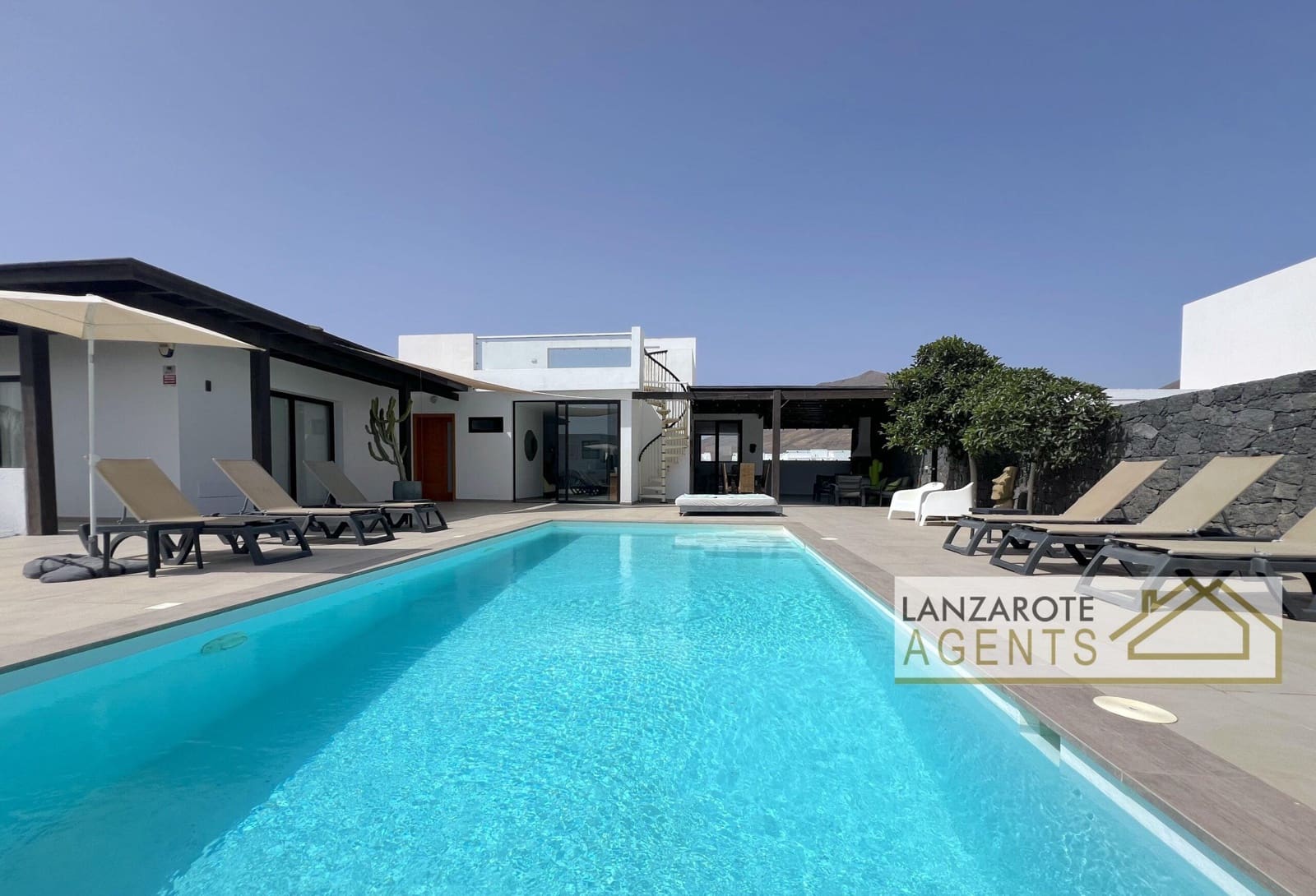 Chalet de 4 habitaciones en Playa Blanca en venta - 950.000 € (Ref: 10000948)