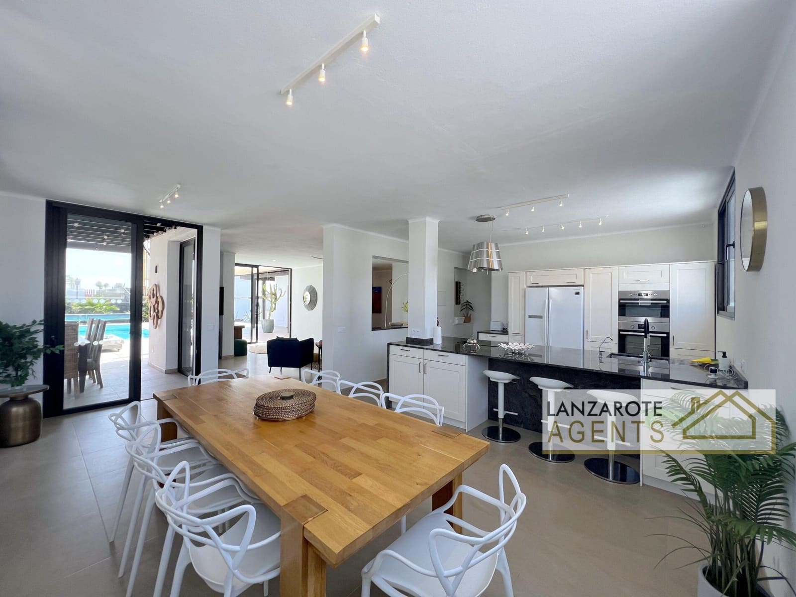 Chalet de 4 habitaciones en Playa Blanca en venta - 950.000 € (Ref: 10000948)