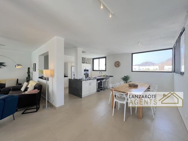Chalet de 4 habitaciones en Playa Blanca, Yaiza en venta - 950.000 € (Ref: 10000948)