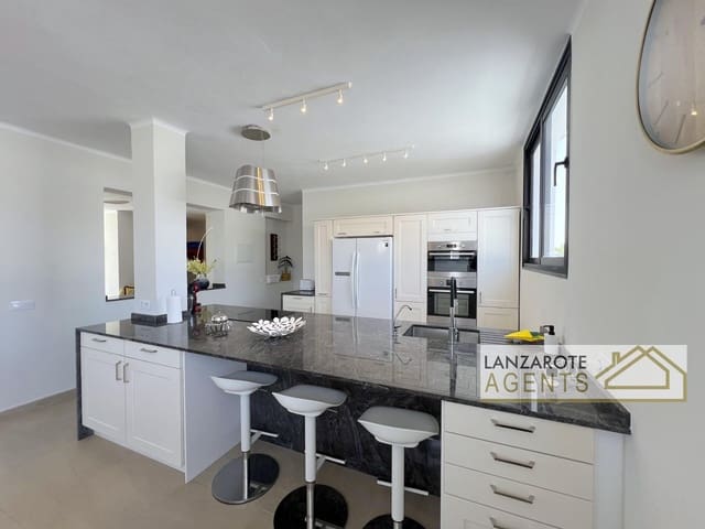 Chalet de 4 habitaciones en Playa Blanca, Yaiza en venta - 950.000 € (Ref: 10000948)