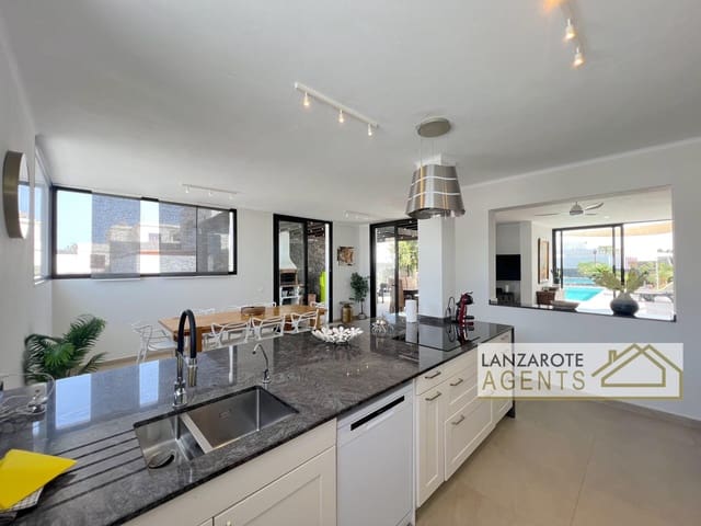 Chalet de 4 habitaciones en Playa Blanca, Yaiza en venta - 950.000 € (Ref: 10000948)