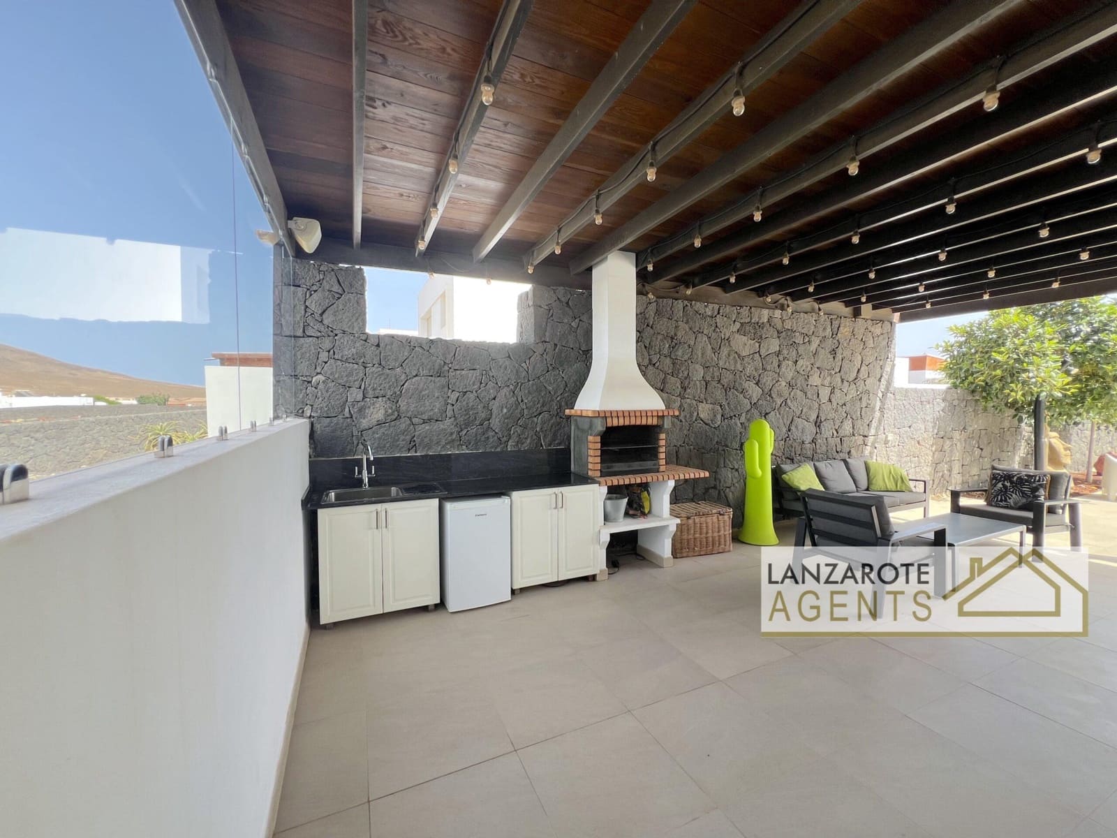 Chalet de 4 habitaciones en Playa Blanca en venta - 950.000 € (Ref: 10000948)