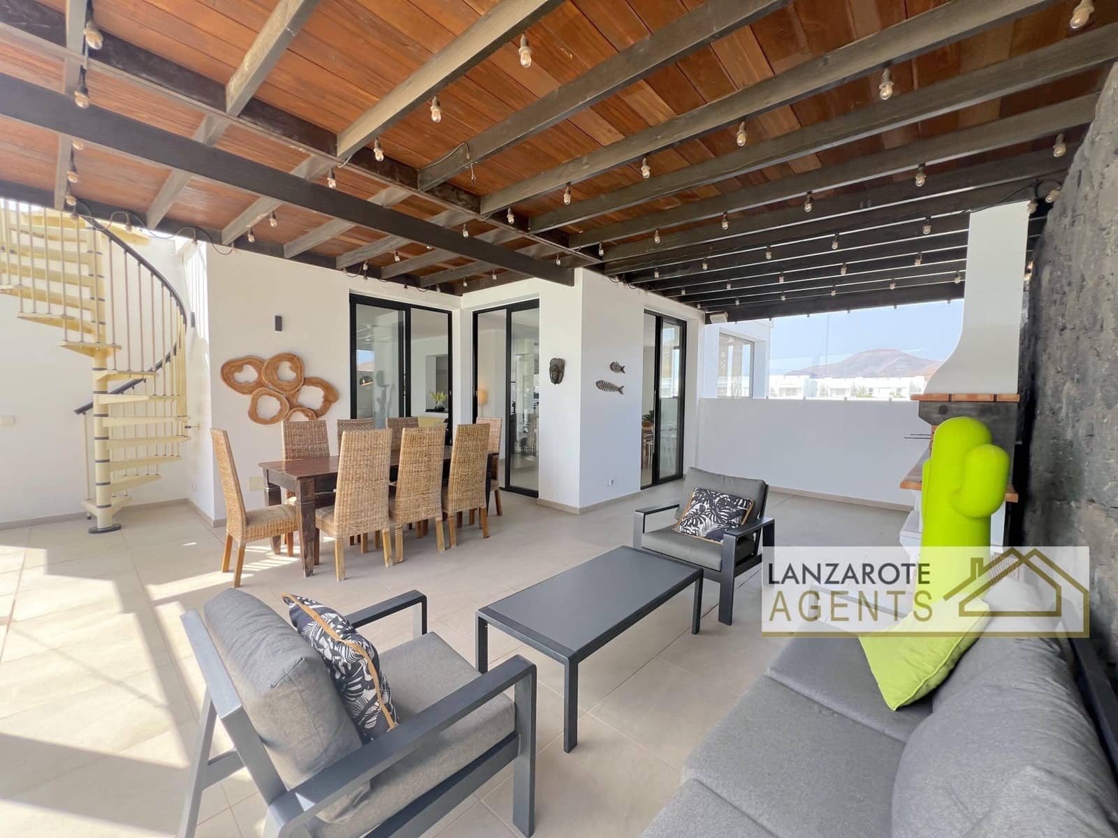 Chalet de 4 habitaciones en Playa Blanca en venta - 950.000 € (Ref: 10000948)
