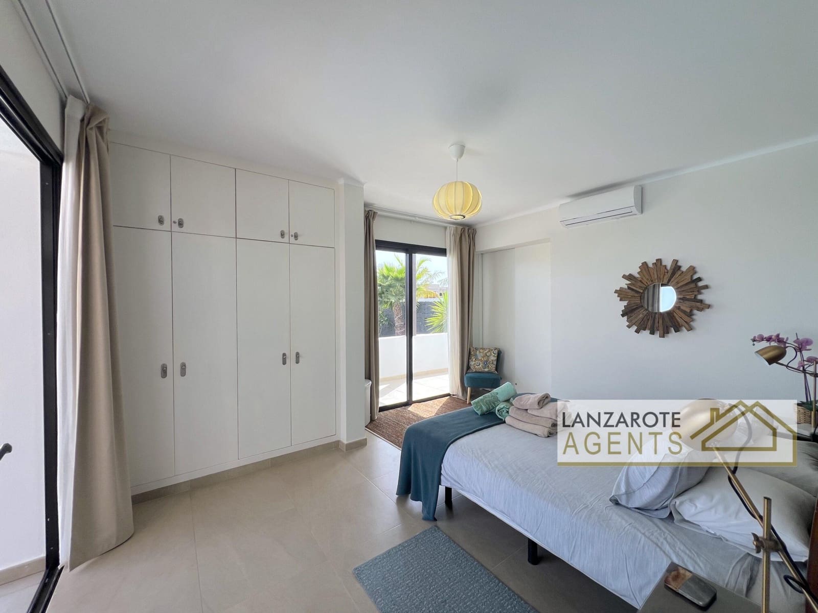 Chalet de 4 habitaciones en Playa Blanca en venta - 950.000 € (Ref: 10000948)