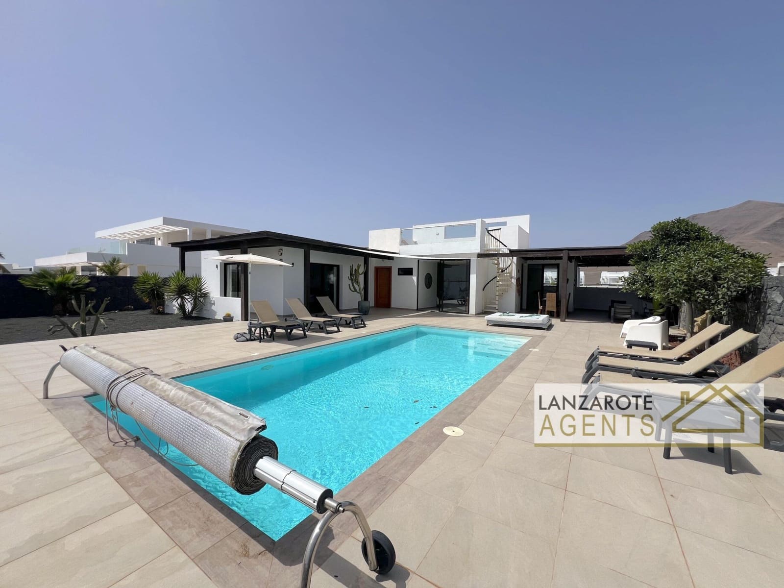 Chalet de 4 habitaciones en Playa Blanca en venta - 950.000 € (Ref: 10000948)