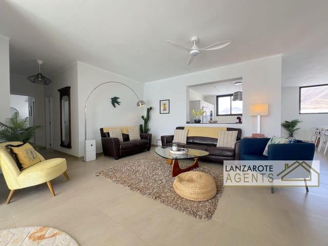 Chalet de 4 habitaciones en Playa Blanca, Yaiza en venta - 950.000 € (Ref: 10000948)