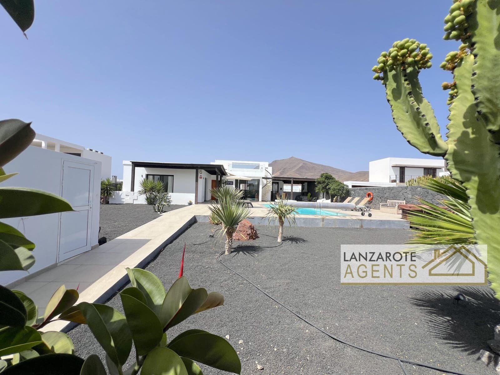 Chalet de 4 habitaciones en Playa Blanca en venta - 950.000 € (Ref: 10000948)