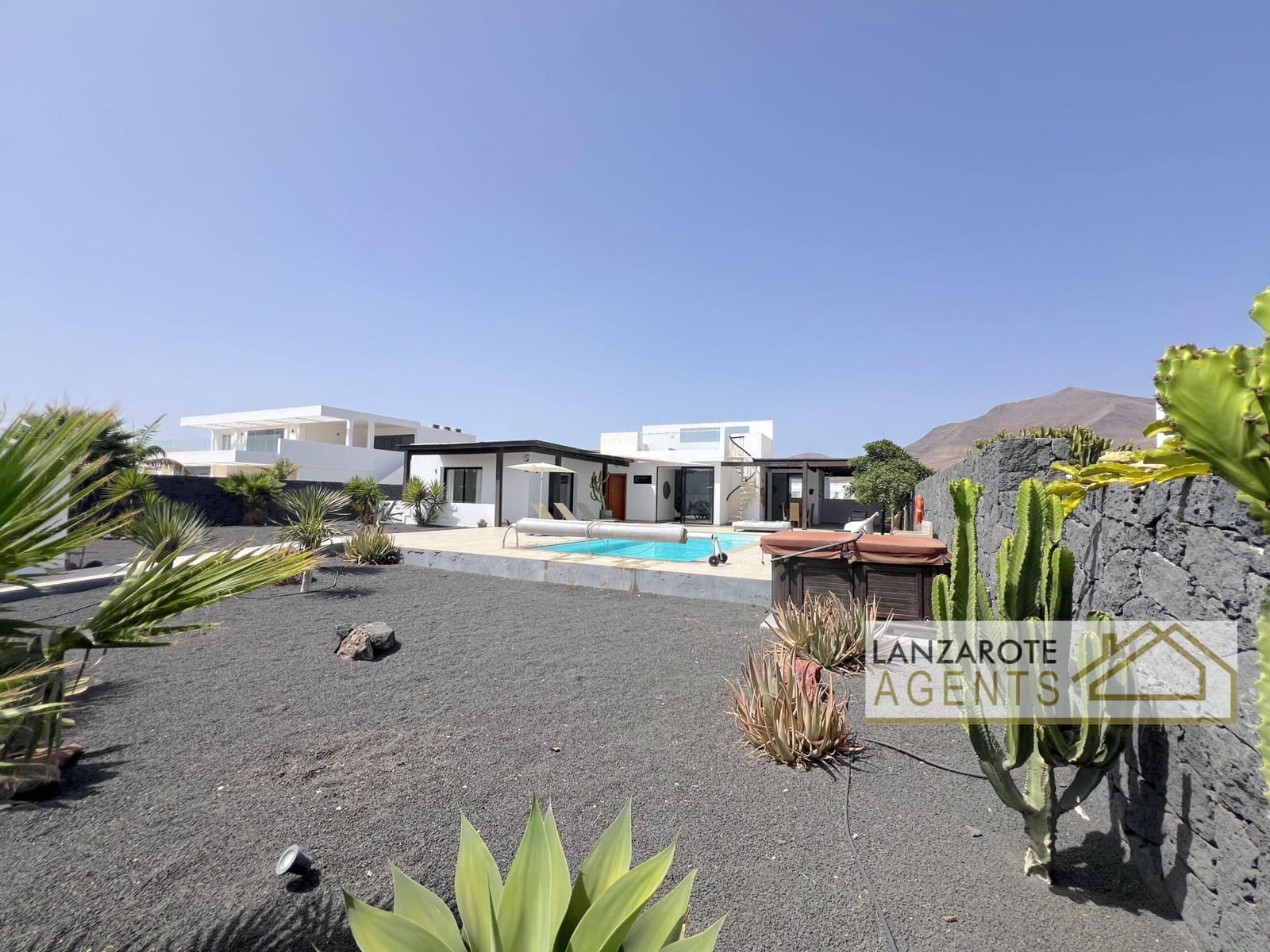 Chalet de 4 habitaciones en Playa Blanca en venta - 950.000 € (Ref: 10000948)