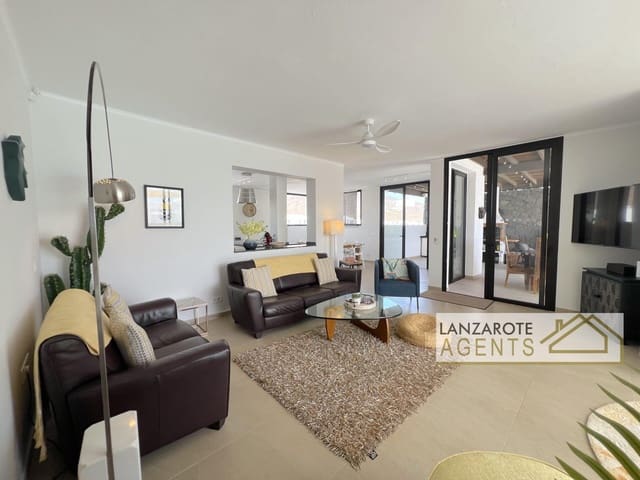 Chalet de 4 habitaciones en Playa Blanca, Yaiza en venta - 950.000 € (Ref: 10000948)