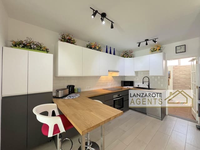 Chalet de 3 habitaciones en Playa Blanca, Yaiza en venta - 435.000 € (Ref: 10005989)