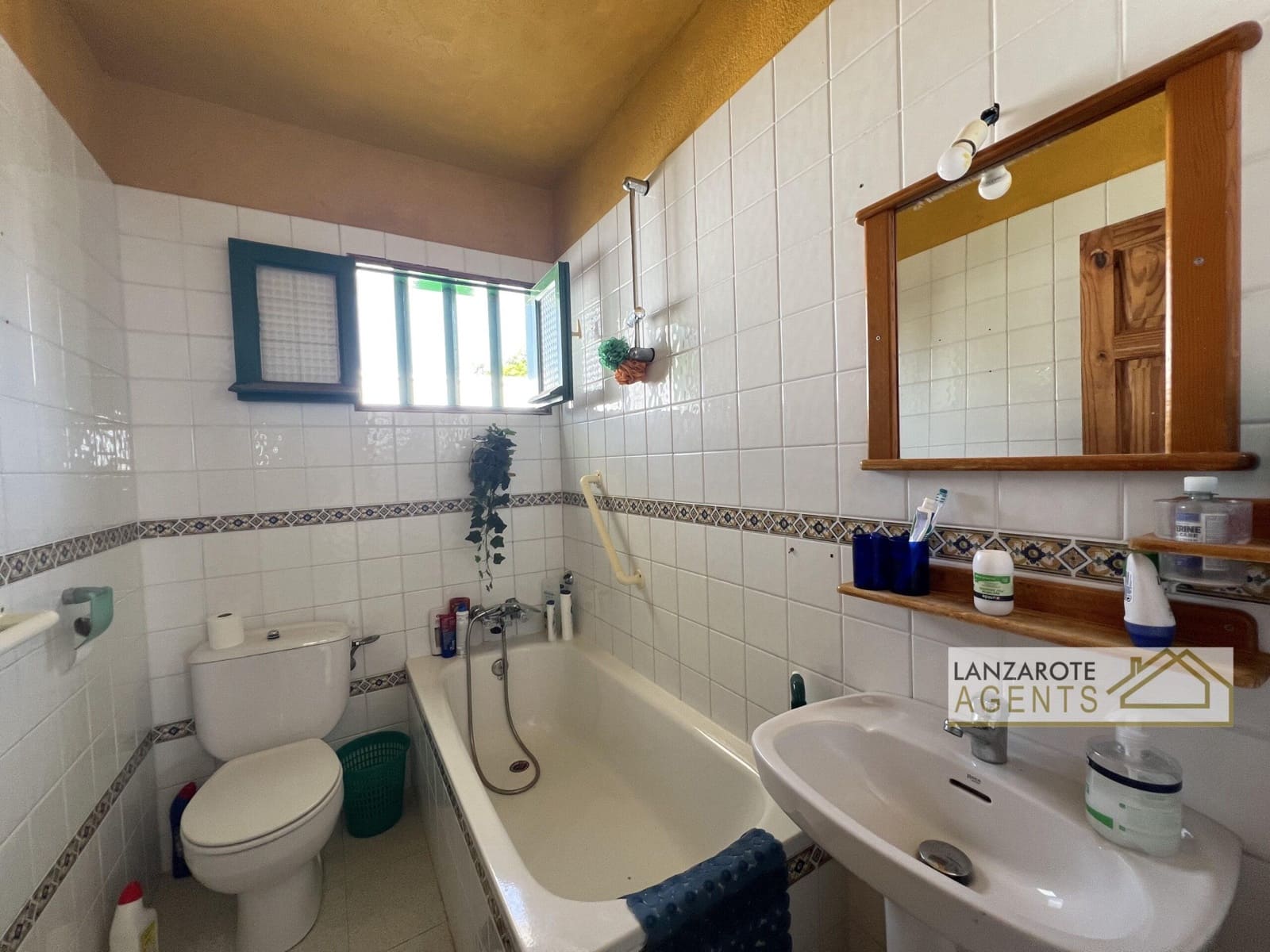 3 bedroom Villa for sale in Yaiza with garage - € 325,000 (Ref: 10012279)