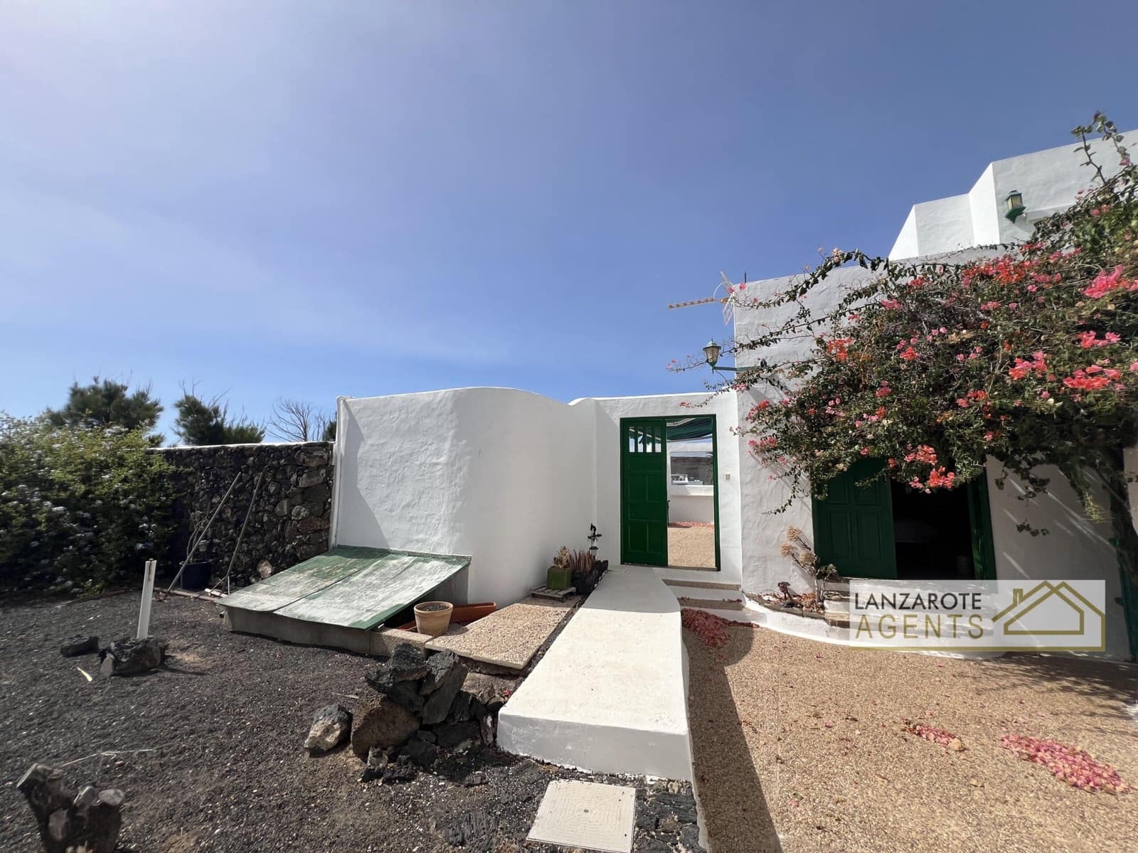 3 bedroom Villa for sale in Yaiza with garage - € 325,000 (Ref: 10012279)