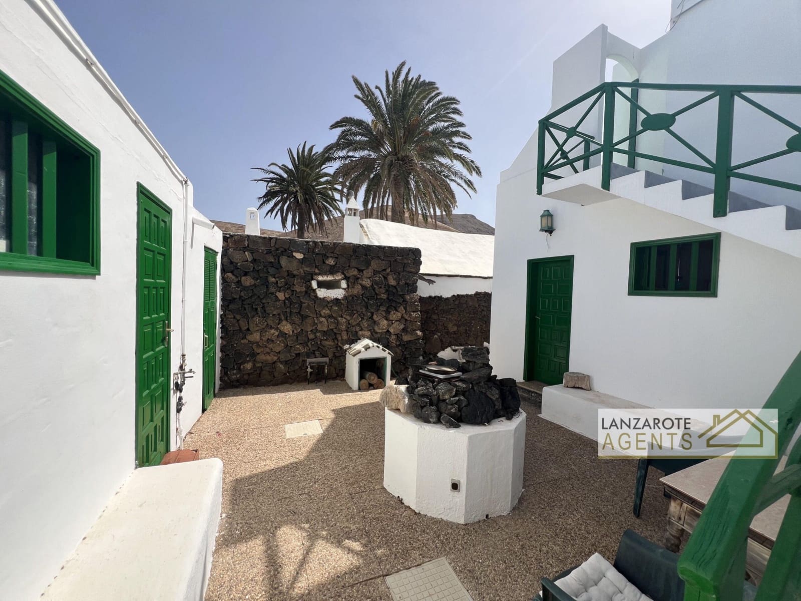3 bedroom Villa for sale in Yaiza with garage - € 325,000 (Ref: 10012279)