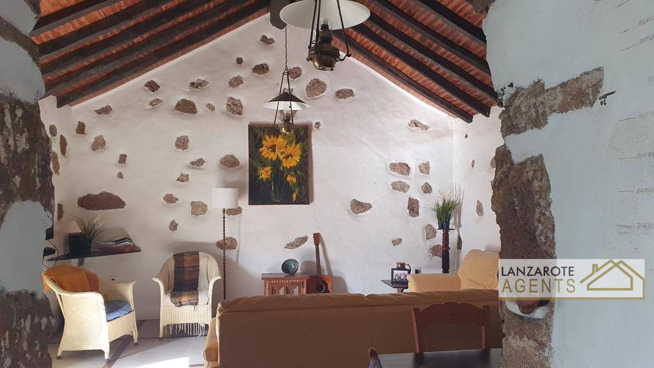 3 bedroom Villa for sale in Yaiza with garage - € 325,000 (Ref: 10012279)