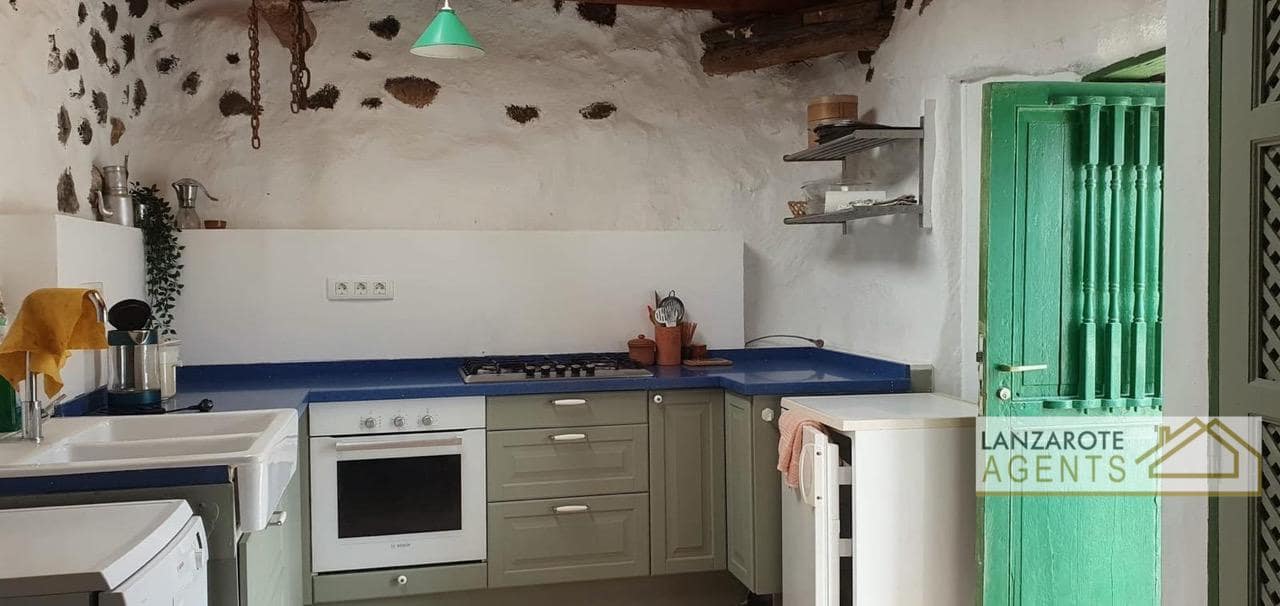 3 bedroom Villa for sale in Yaiza with garage - € 325,000 (Ref: 10012279)